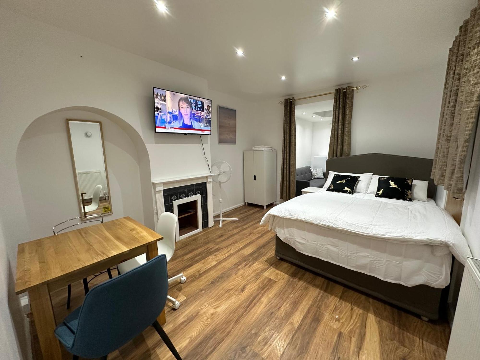 4th Flat With Private Own Bathroom A Luxury Family Setup And Furnished With Double Bed A Double Futon-sofa Bed A Single Futon Bed A Baby Cot And Garden And Free Parking Londen