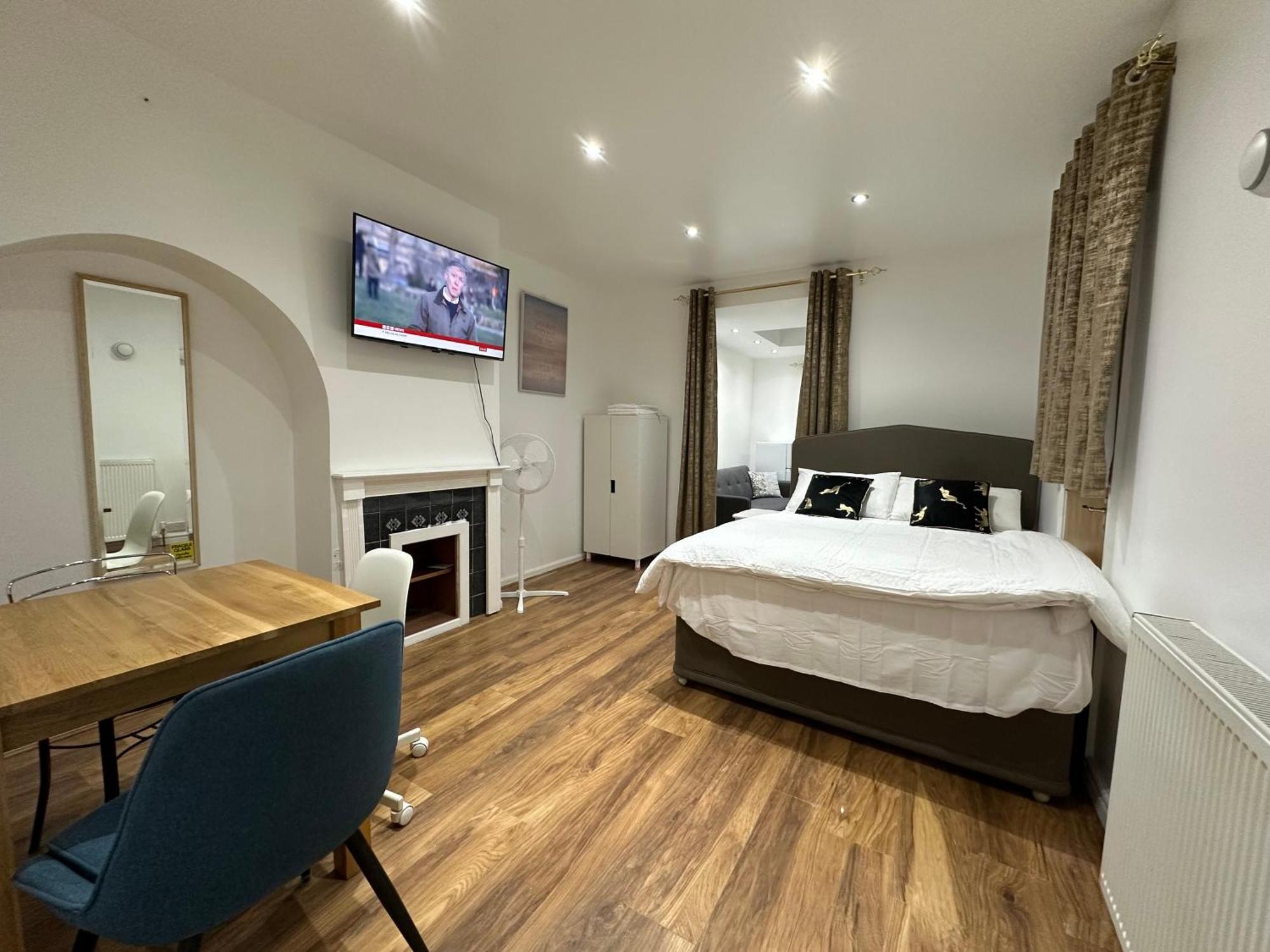 4th Flat With Private Own Bathroom A Luxury Family Setup And Furnished With Double Bed A Double Futon-sofa Bed A Single Futon Bed A Baby Cot And Garden And Free Parking