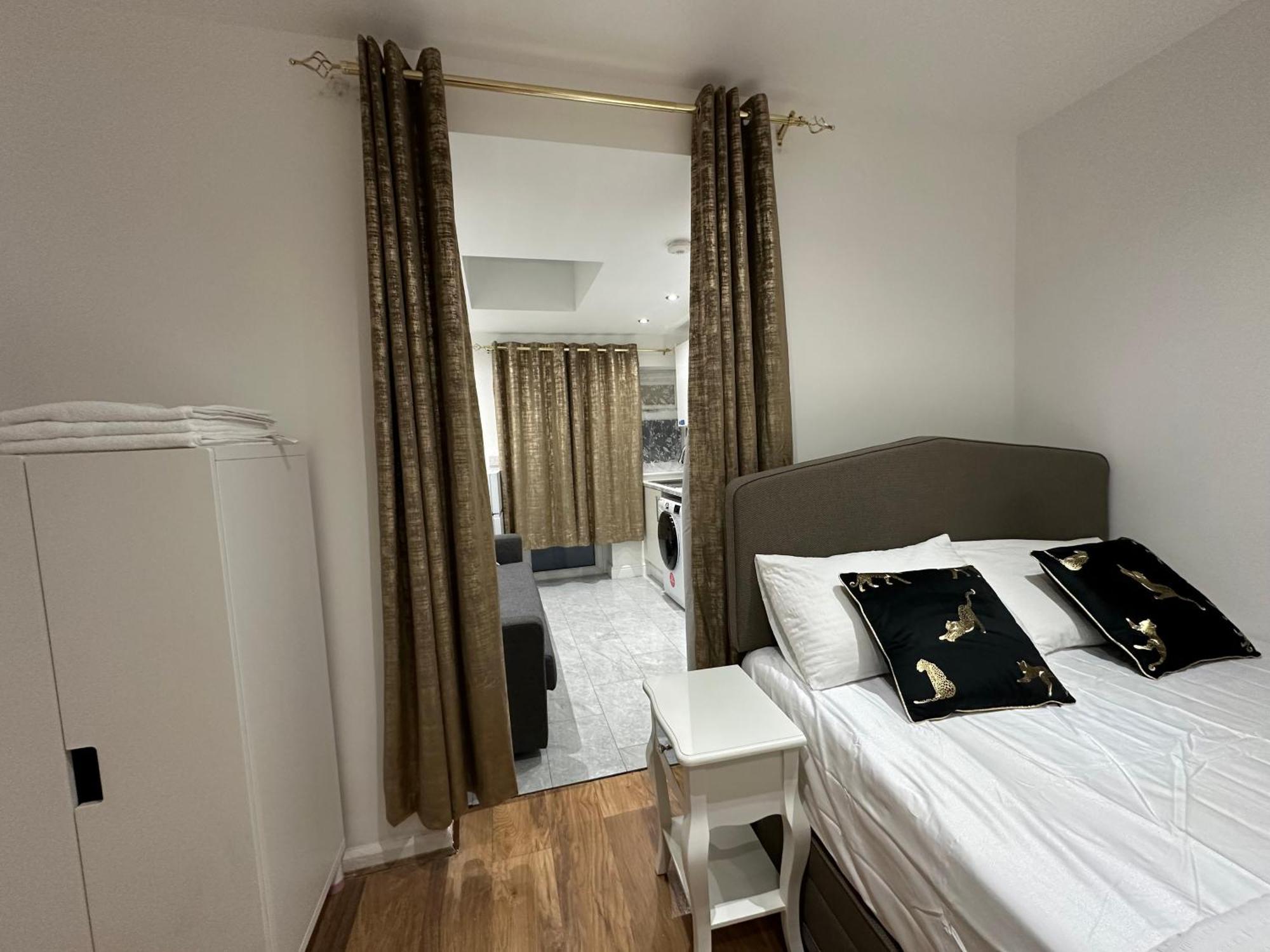 4th Flat With Private Own Bathroom A Luxury Family Setup And Furnished With Double Bed A Double Futon-sofa Bed A Single Futon Bed A Baby Cot And Garden And Free Parking Appartement