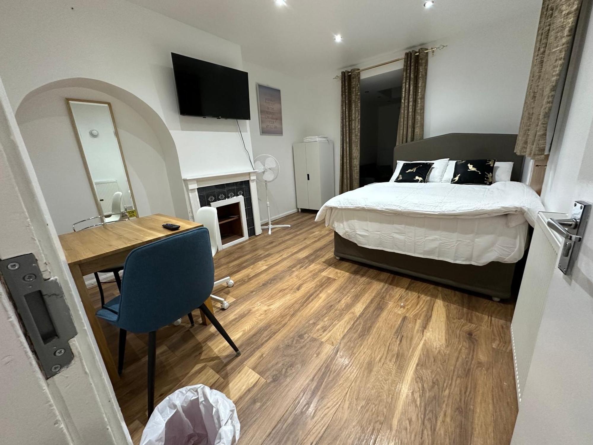 Appartement 4th Flat With Private Own Bathroom A Luxury Family Setup And Furnished With Double Bed A Double Futon-sofa Bed A Single Futon Bed A Baby Cot And Garden And Free Parking Londen