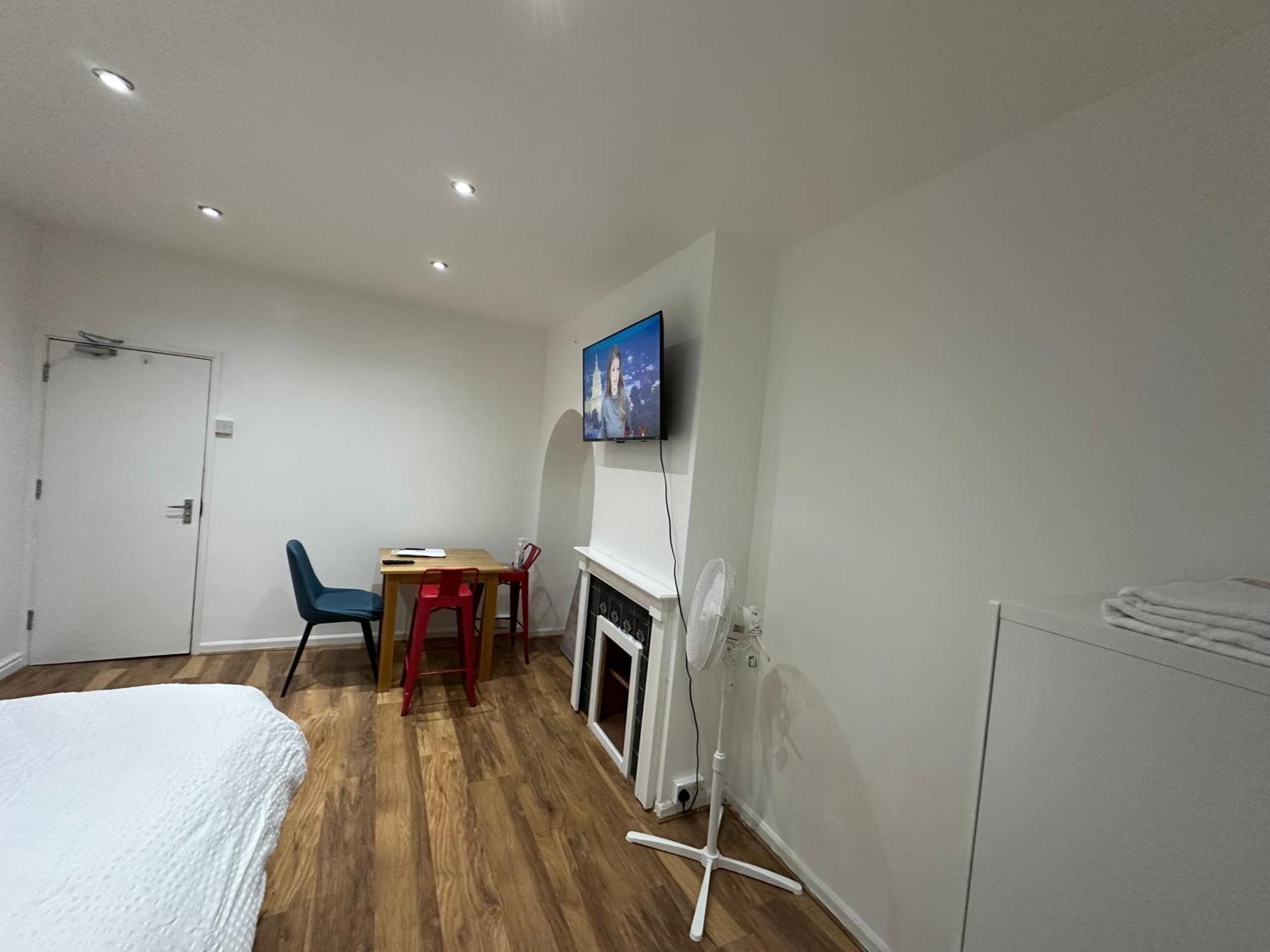 4th Flat With Private Own Bathroom A Luxury Family Setup And Furnished With Double Bed A Double Futon-sofa Bed A Single Futon Bed A Baby Cot And Garden And Free Parking
