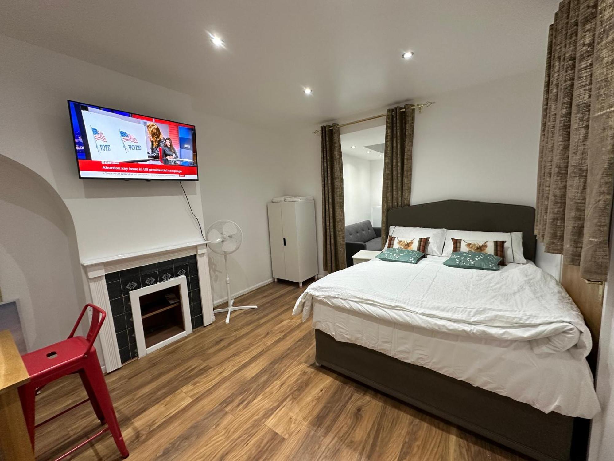 4th Flat With Private Own Bathroom A Luxury Family Setup And Furnished With Double Bed A Double Futon-sofa Bed A Single Futon Bed A Baby Cot And Garden And Free Parking *