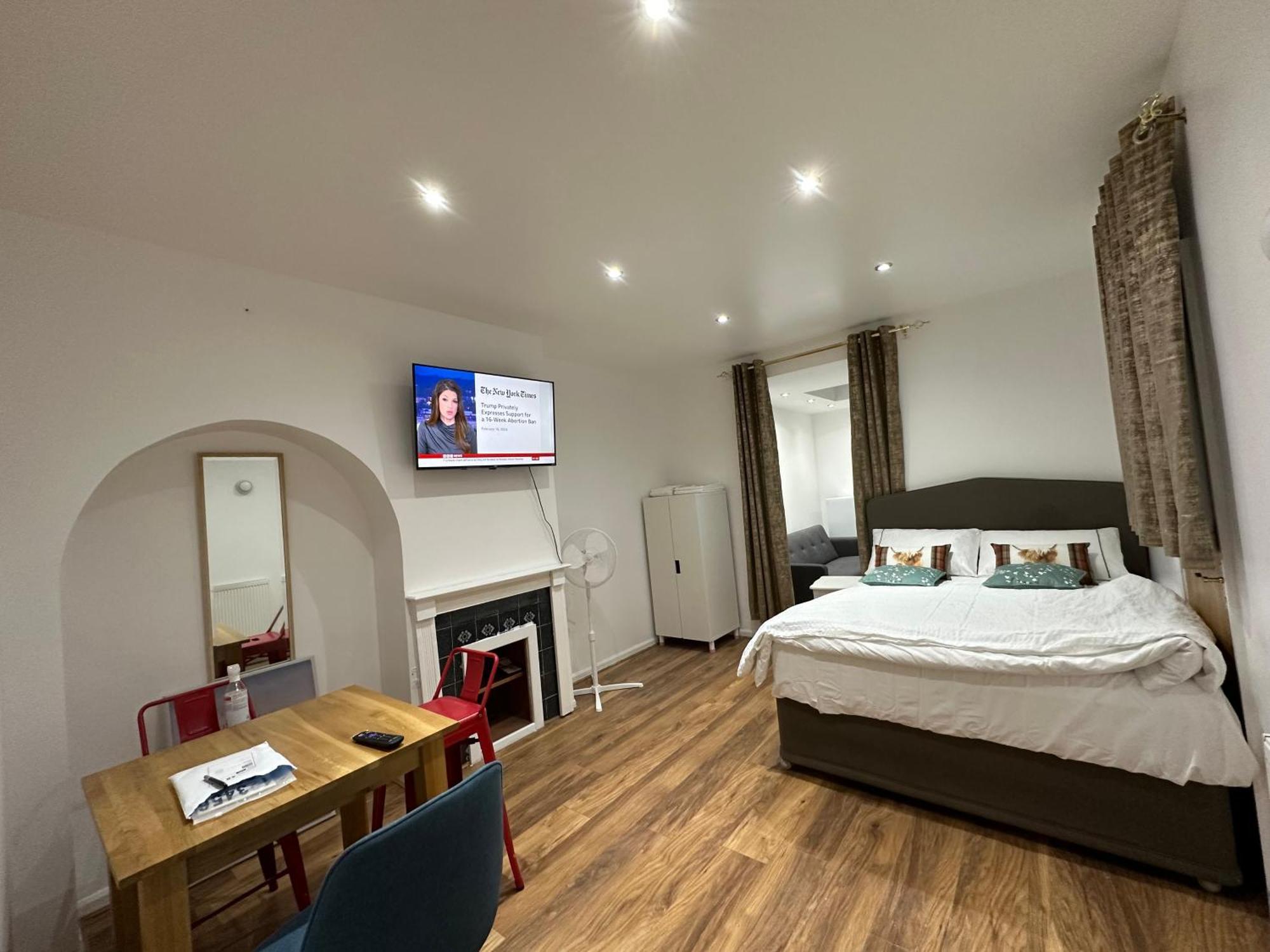 4th Flat With Private Own Bathroom A Luxury Family Setup And Furnished With Double Bed A Double Futon-sofa Bed A Single Futon Bed A Baby Cot And Garden And Free Parking * Londen