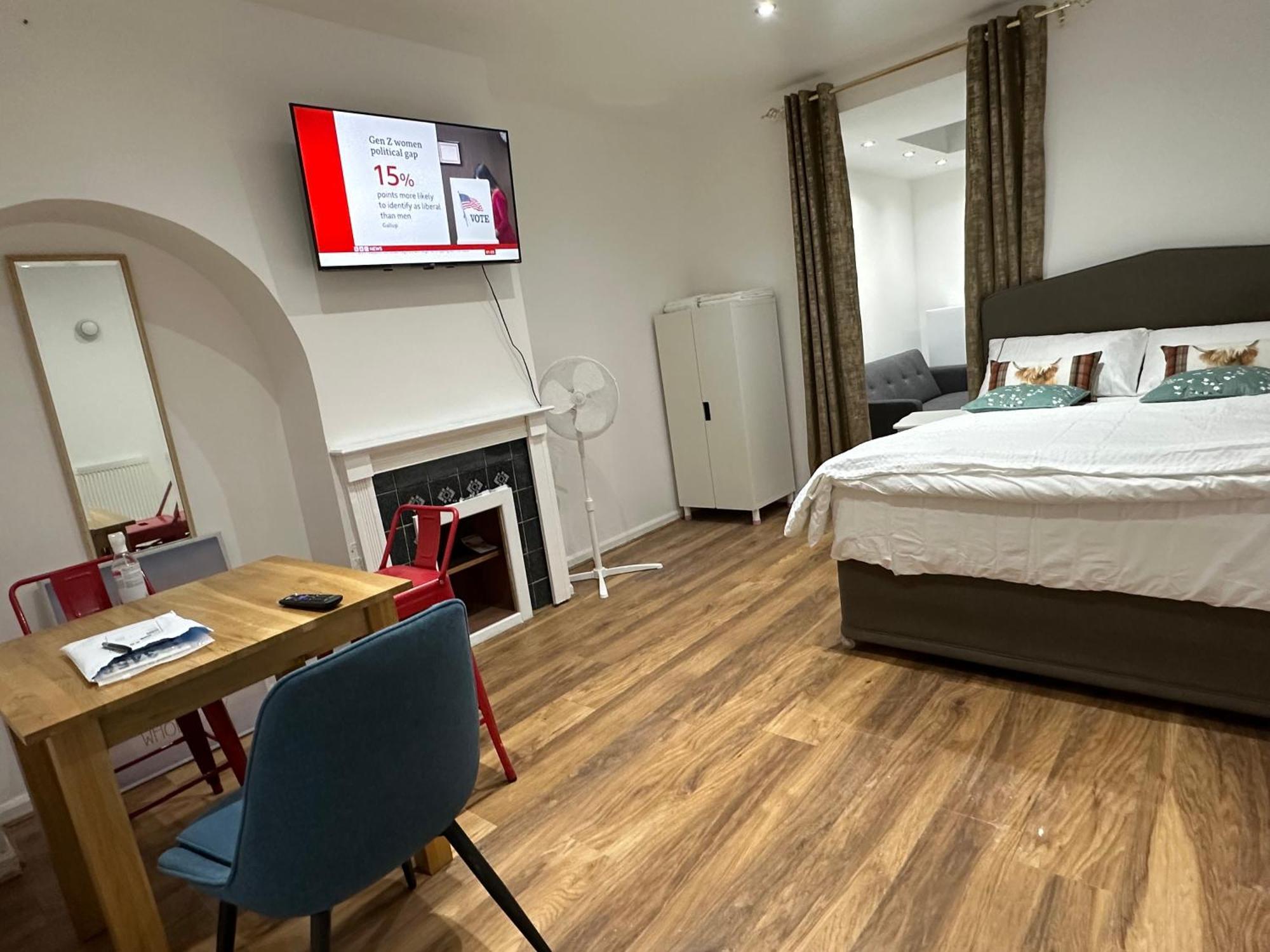 4th Flat With Private Own Bathroom A Luxury Family Setup And Furnished With Double Bed A Double Futon-sofa Bed A Single Futon Bed A Baby Cot And Garden And Free Parking Appartement