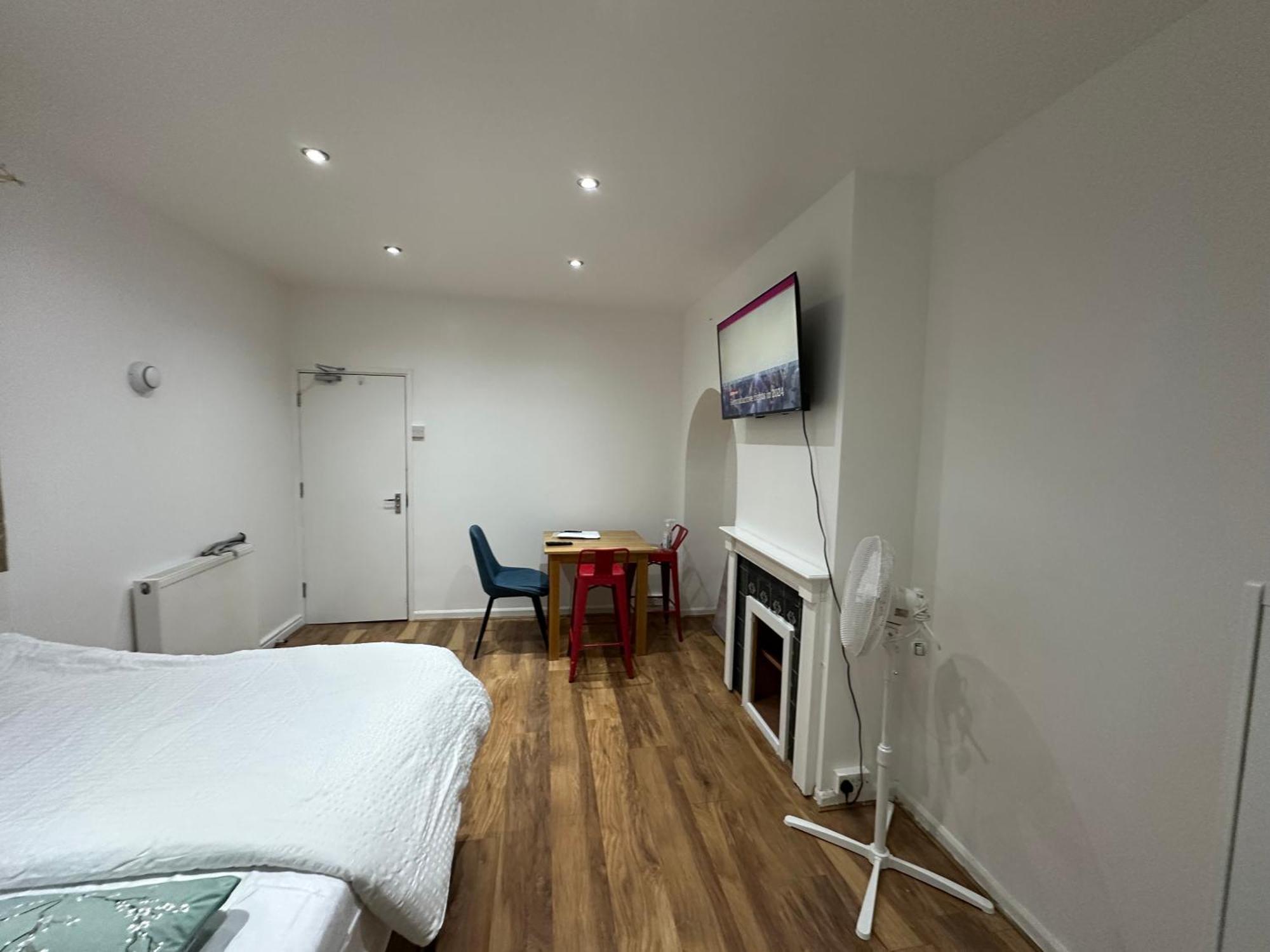 Appartement 4th Flat With Private Own Bathroom A Luxury Family Setup And Furnished With Double Bed A Double Futon-sofa Bed A Single Futon Bed A Baby Cot And Garden And Free Parking *