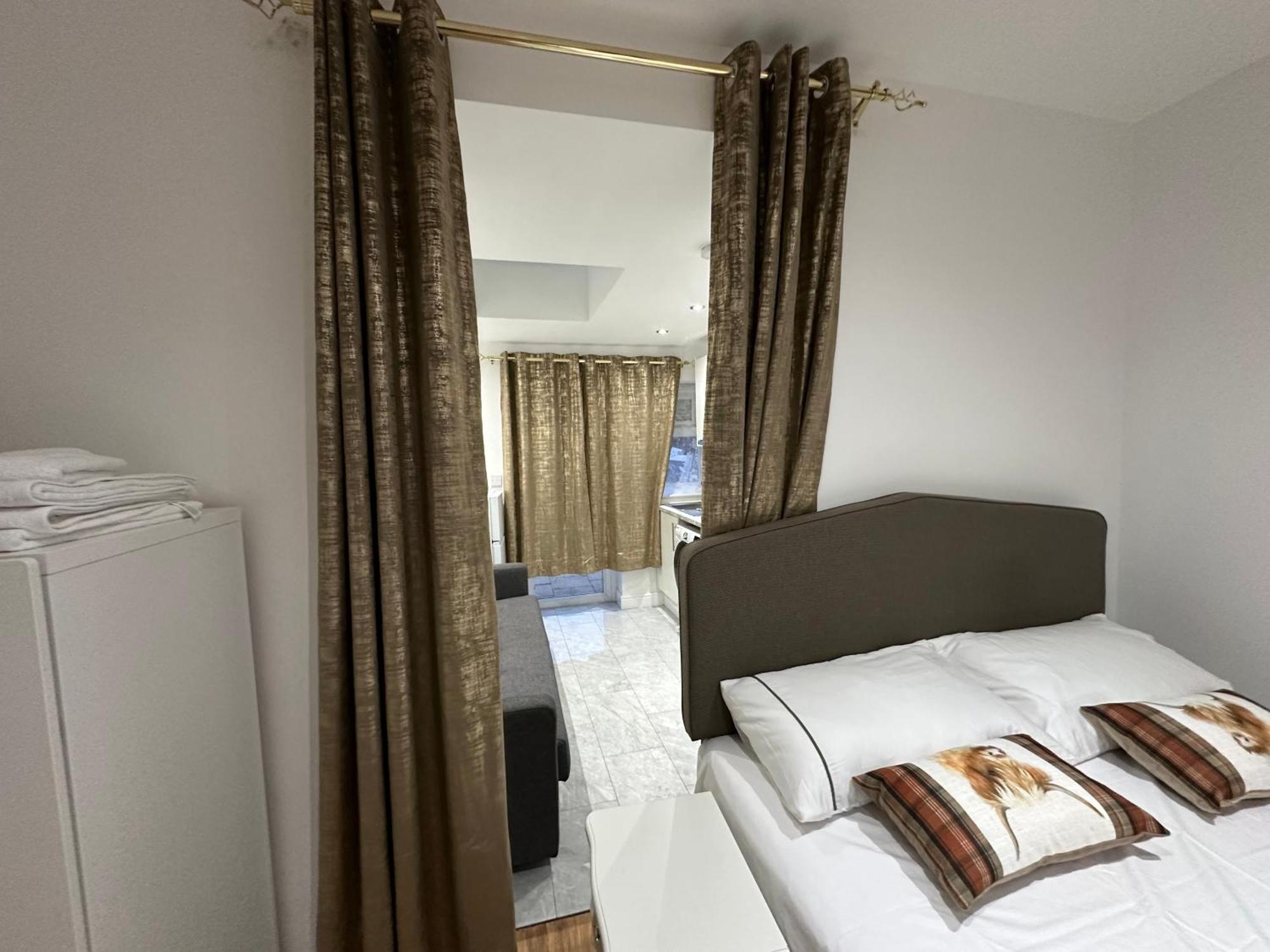 4th Flat With Private Own Bathroom A Luxury Family Setup And Furnished With Double Bed A Double Futon-sofa Bed A Single Futon Bed A Baby Cot And Garden And Free Parking Appartement *