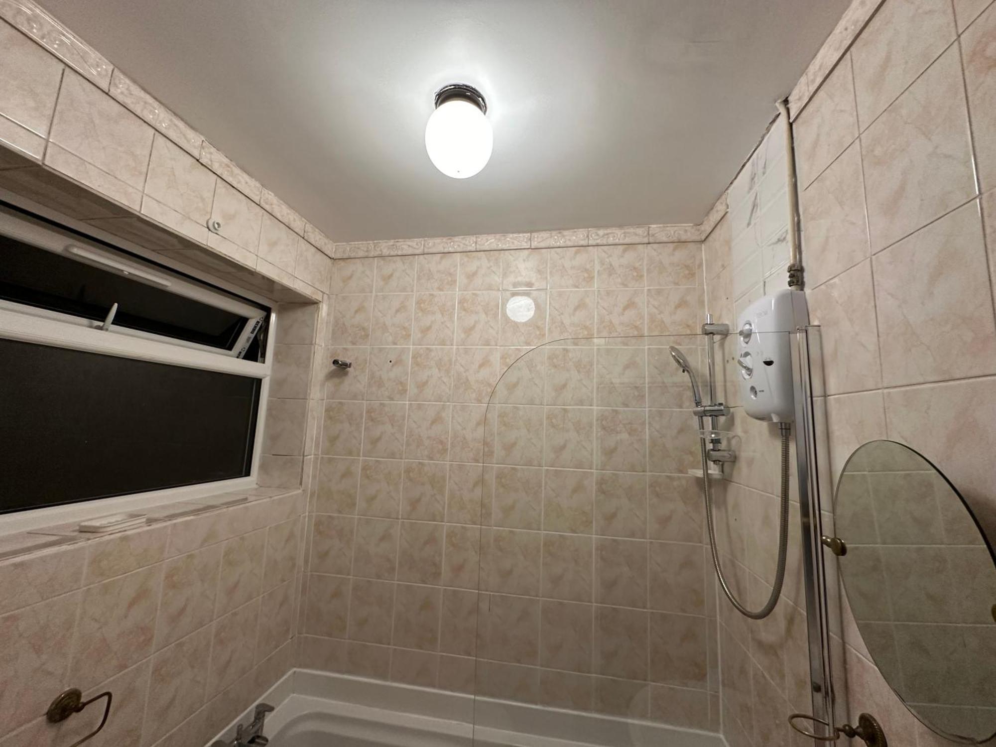 Appartement 4th Flat With Private Own Bathroom A Luxury Family Setup And Furnished With Double Bed A Double Futon-sofa Bed A Single Futon Bed A Baby Cot And Garden And Free Parking