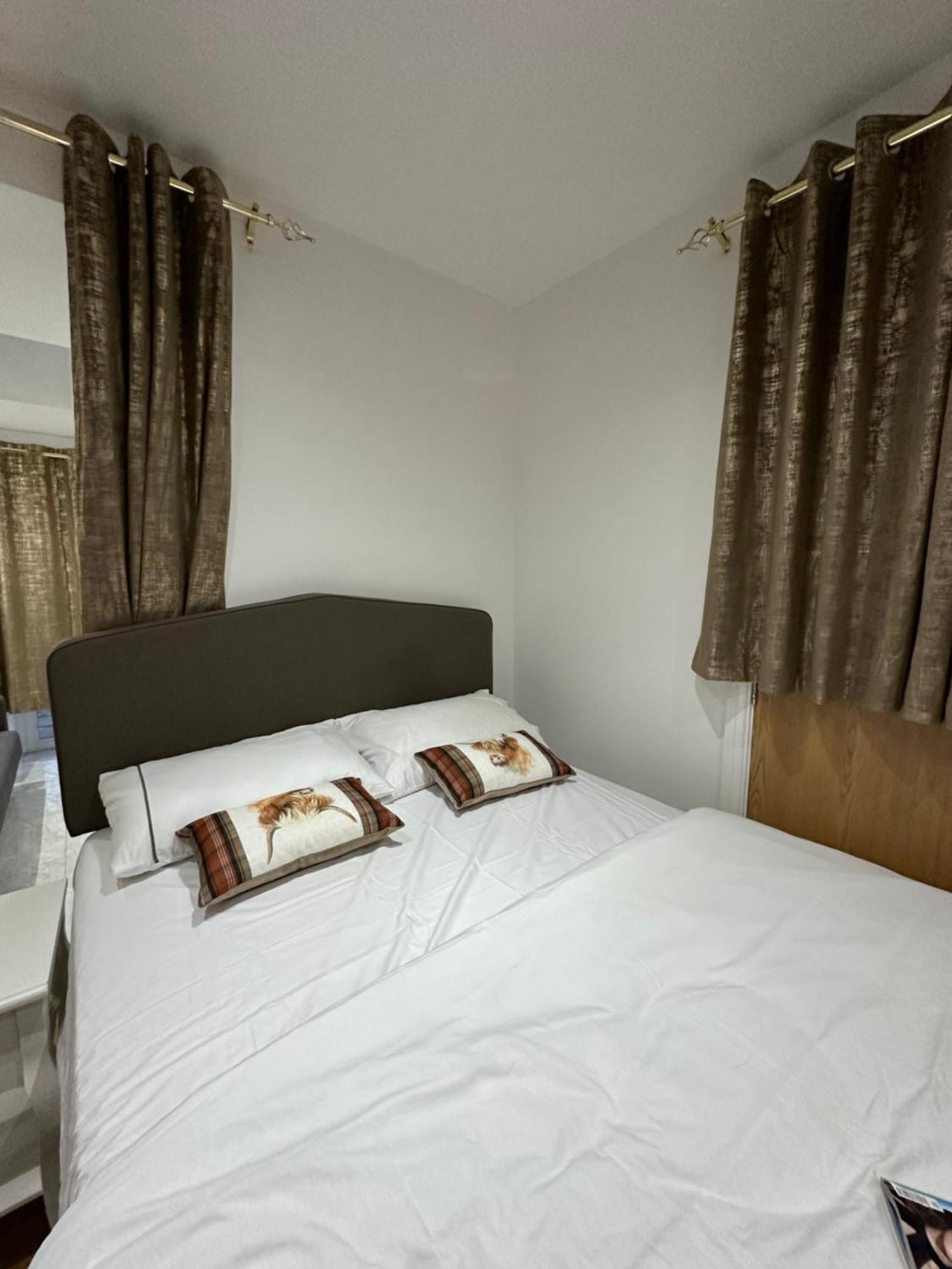 4th Flat With Private Own Bathroom A Luxury Family Setup And Furnished With Double Bed A Double Futon-sofa Bed A Single Futon Bed A Baby Cot And Garden And Free Parking Appartement