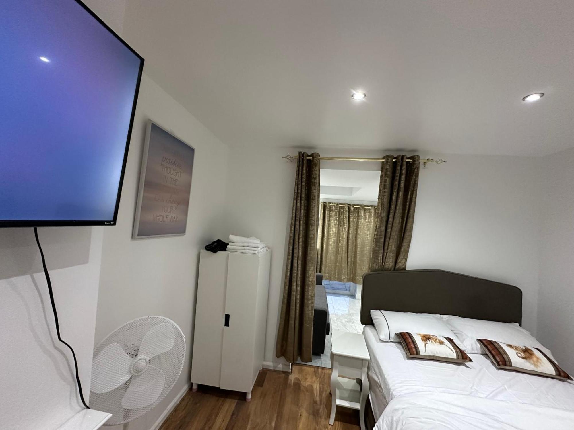 4th Flat With Private Own Bathroom A Luxury Family Setup And Furnished With Double Bed A Double Futon-sofa Bed A Single Futon Bed A Baby Cot And Garden And Free Parking