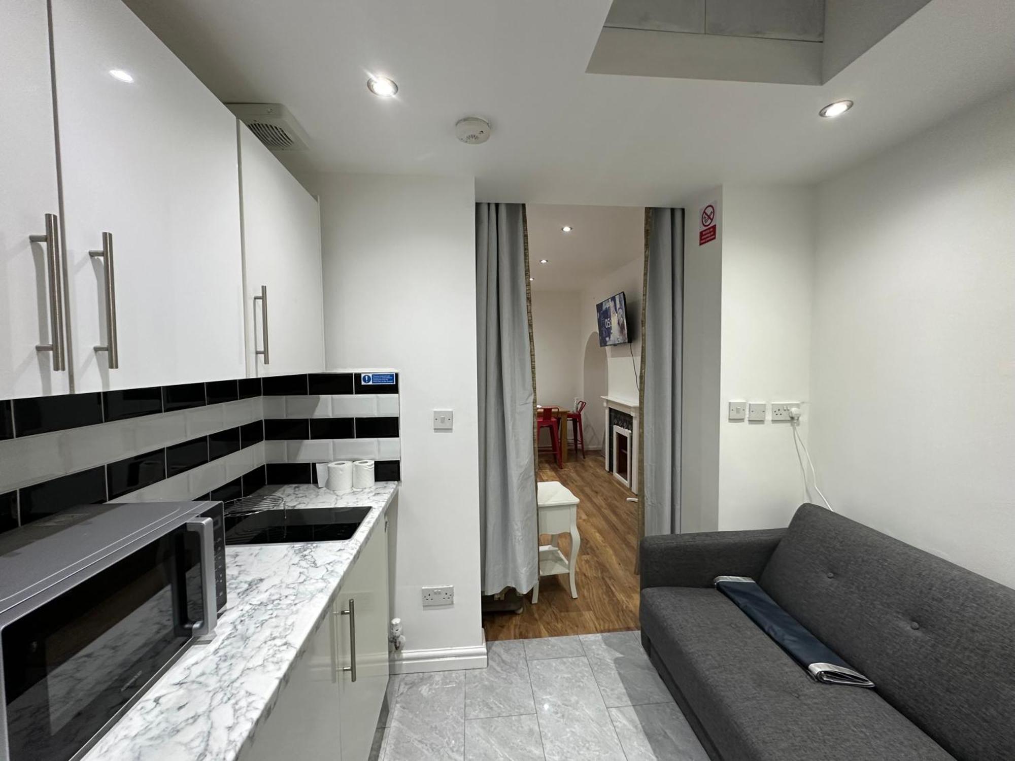 4th Flat With Private Own Bathroom A Luxury Family Setup And Furnished With Double Bed A Double Futon-sofa Bed A Single Futon Bed A Baby Cot And Garden And Free Parking Appartement *