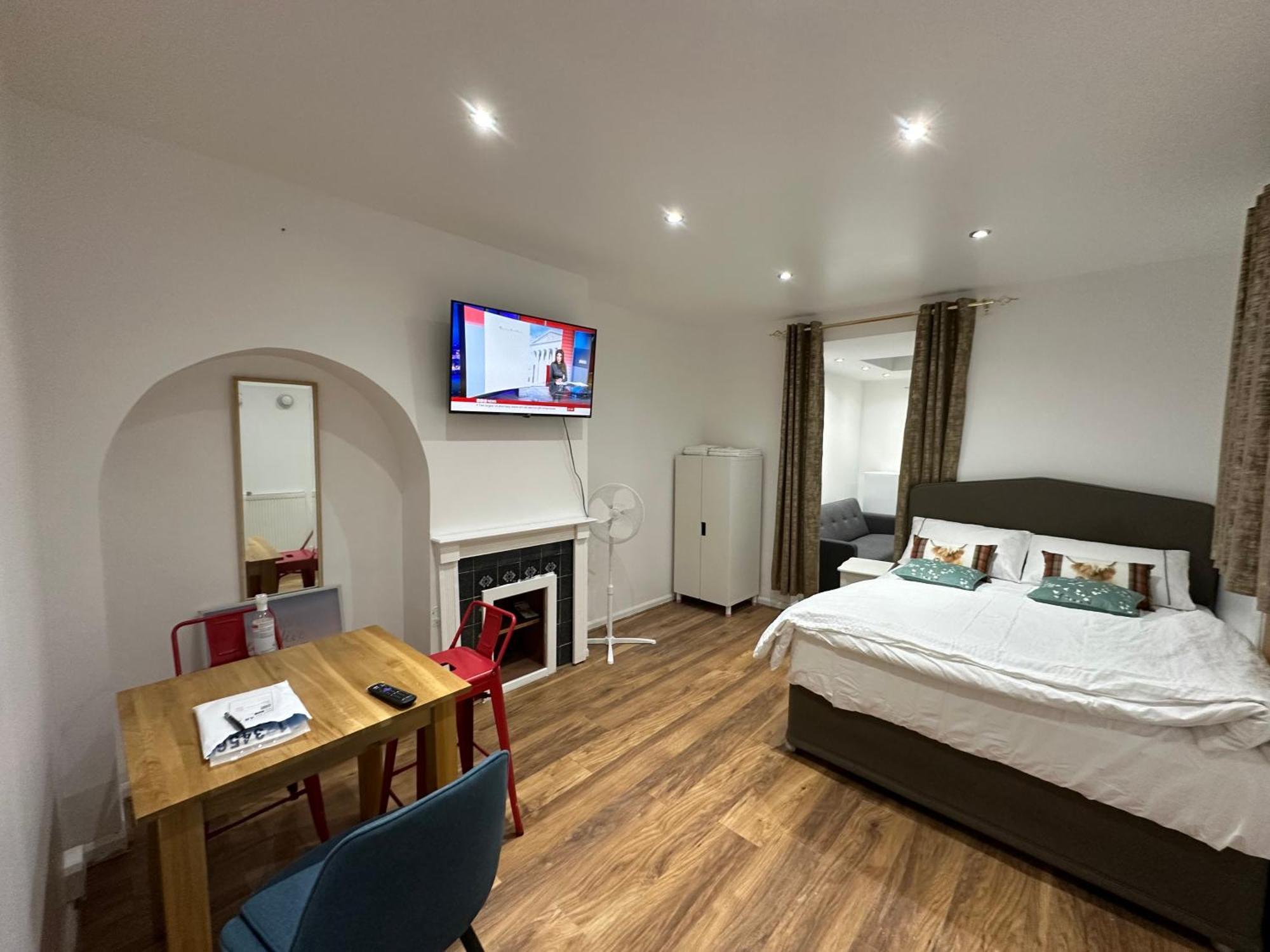 4th Flat With Private Own Bathroom A Luxury Family Setup And Furnished With Double Bed A Double Futon-sofa Bed A Single Futon Bed A Baby Cot And Garden And Free Parking Londen