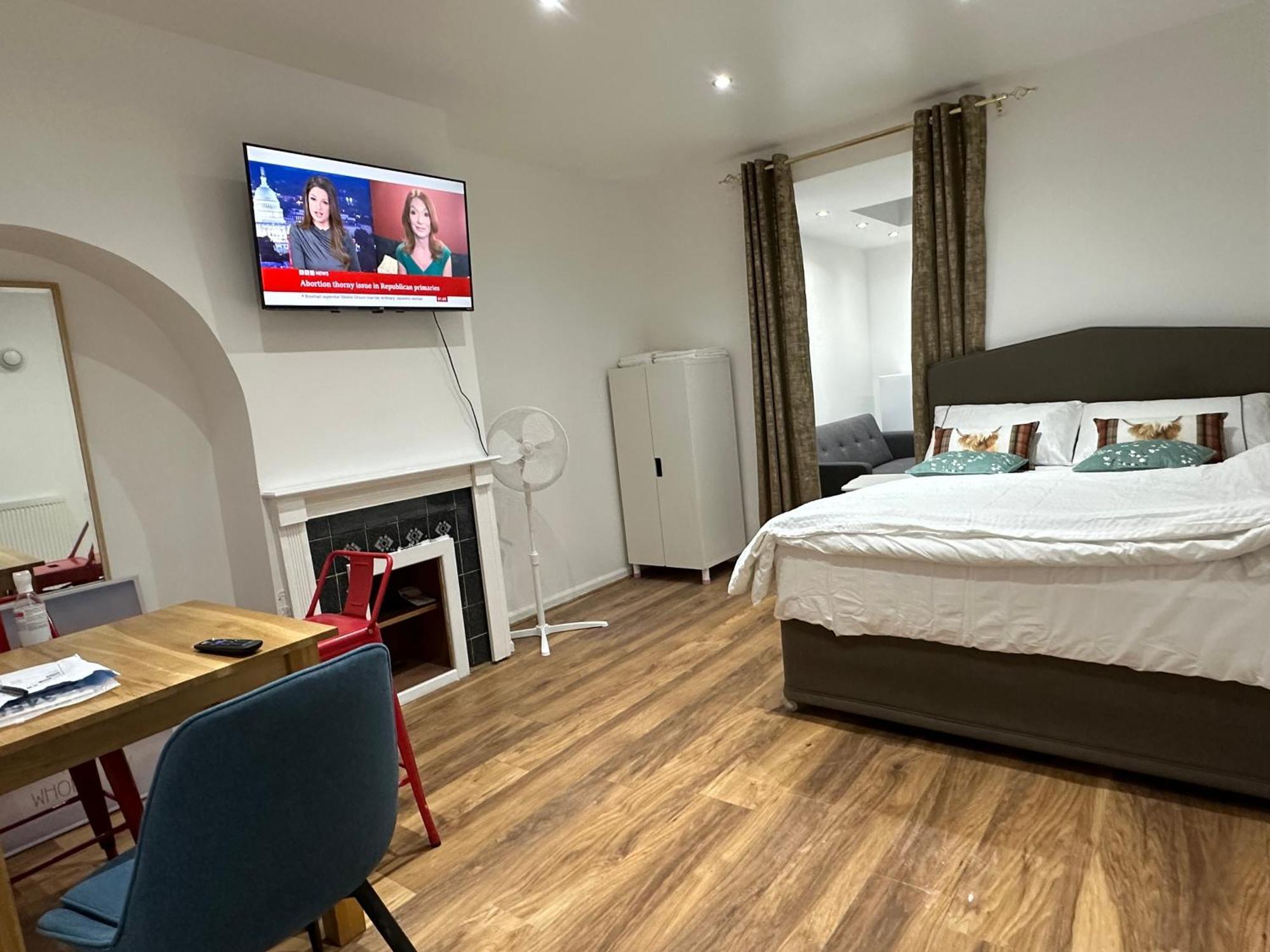 Appartement 4th Flat With Private Own Bathroom A Luxury Family Setup And Furnished With Double Bed A Double Futon-sofa Bed A Single Futon Bed A Baby Cot And Garden And Free Parking *