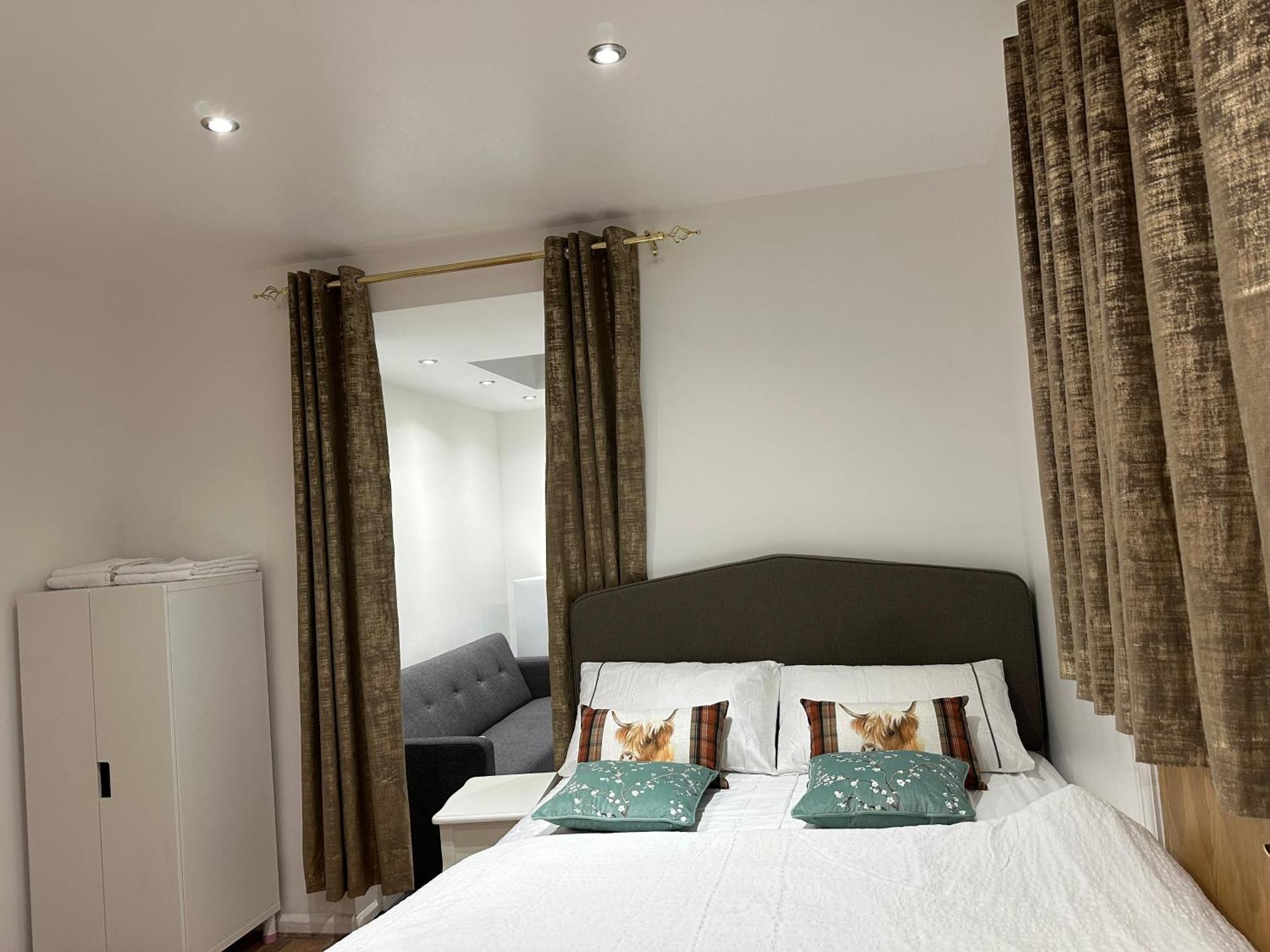 4th Flat With Private Own Bathroom A Luxury Family Setup And Furnished With Double Bed A Double Futon-sofa Bed A Single Futon Bed A Baby Cot And Garden And Free Parking * Londen