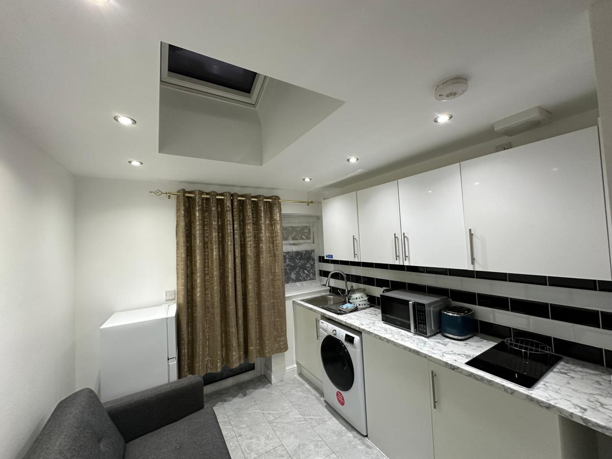 Appartement 4th Flat With Private Own Bathroom A Luxury Family Setup And Furnished With Double Bed A Double Futon-sofa Bed A Single Futon Bed A Baby Cot And Garden And Free Parking *