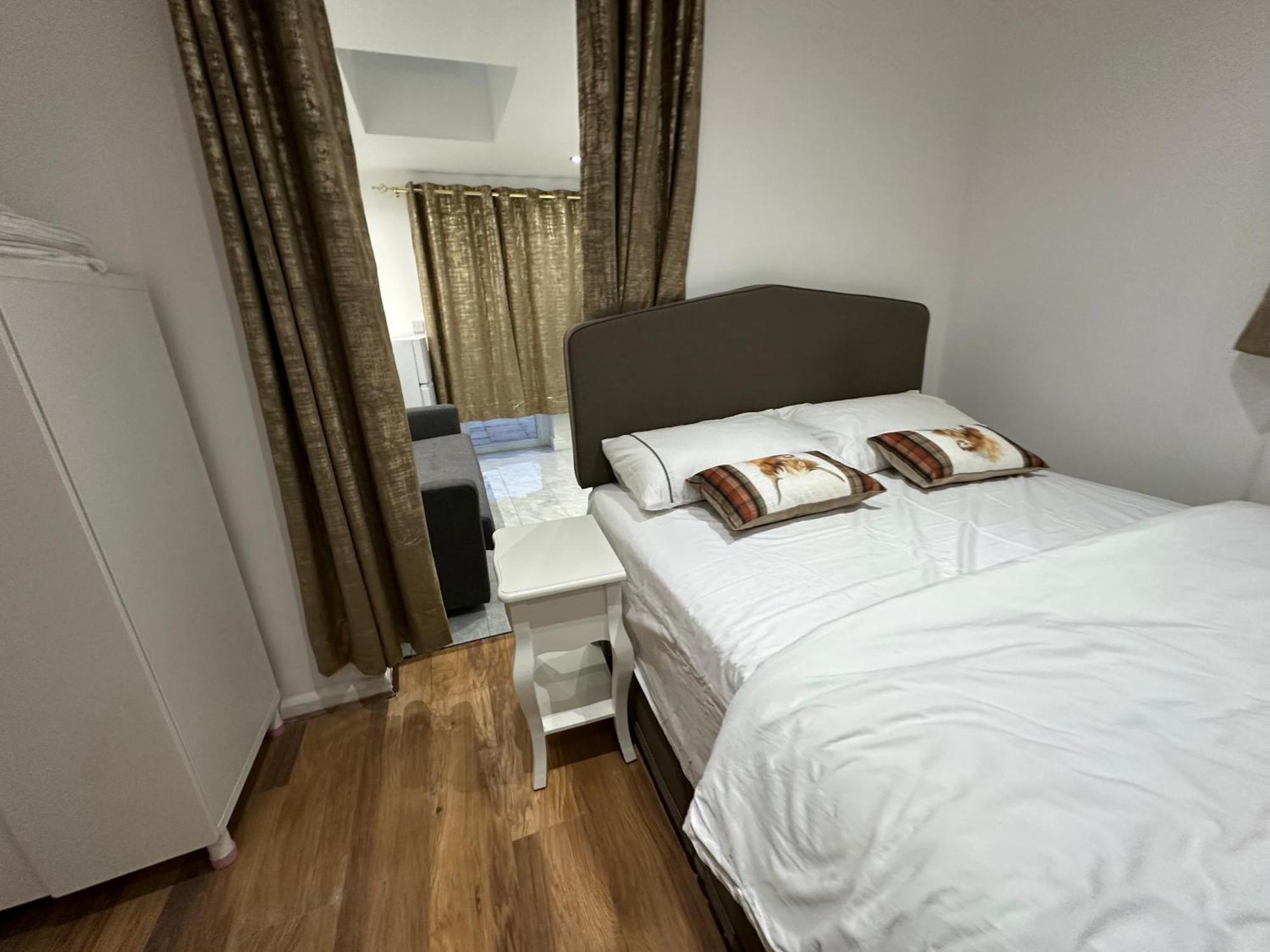 4th Flat With Private Own Bathroom A Luxury Family Setup And Furnished With Double Bed A Double Futon-sofa Bed A Single Futon Bed A Baby Cot And Garden And Free Parking *