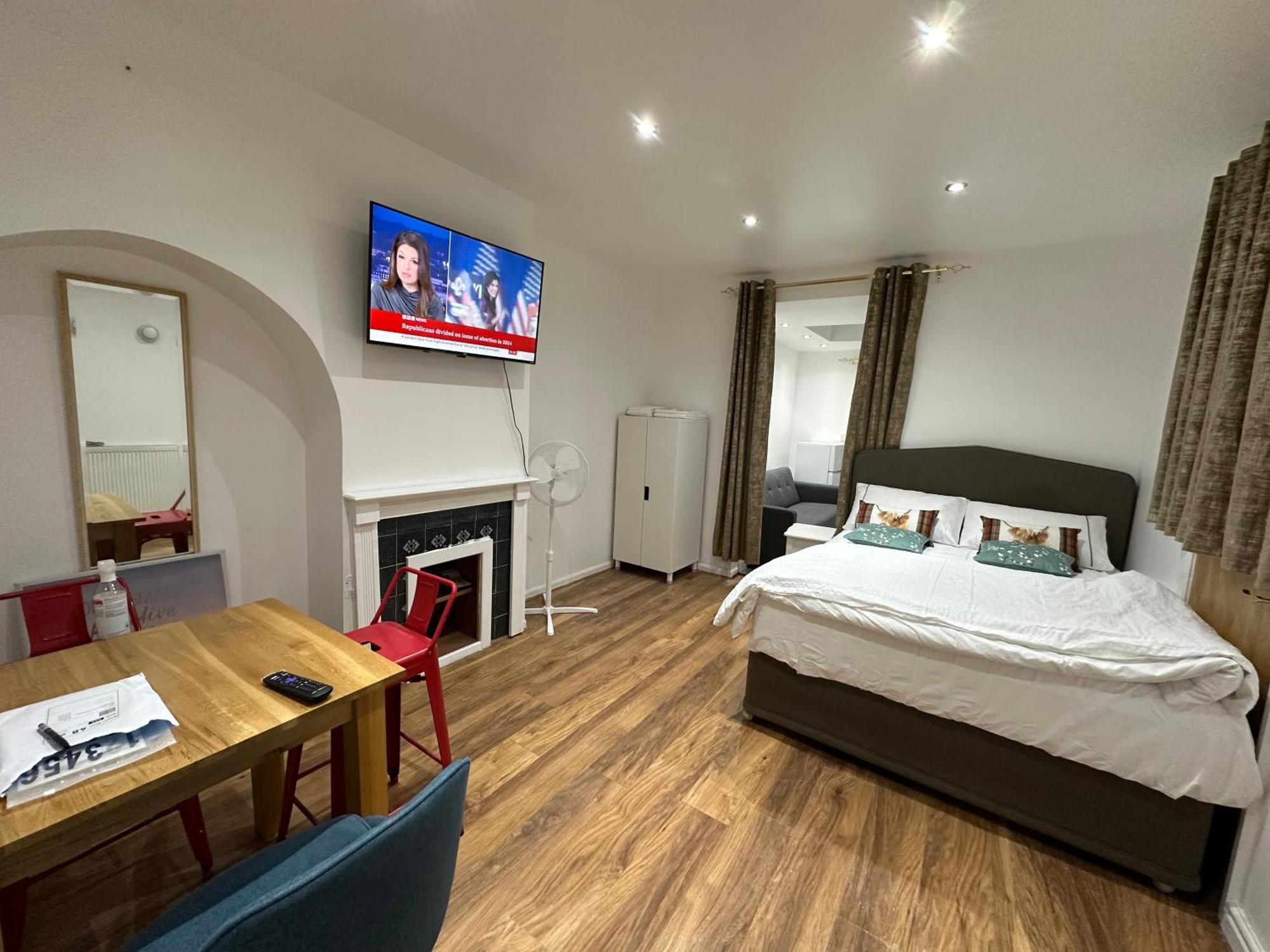 4th Flat With Private Own Bathroom A Luxury Family Setup And Furnished With Double Bed A Double Futon-sofa Bed A Single Futon Bed A Baby Cot And Garden And Free Parking * Londen