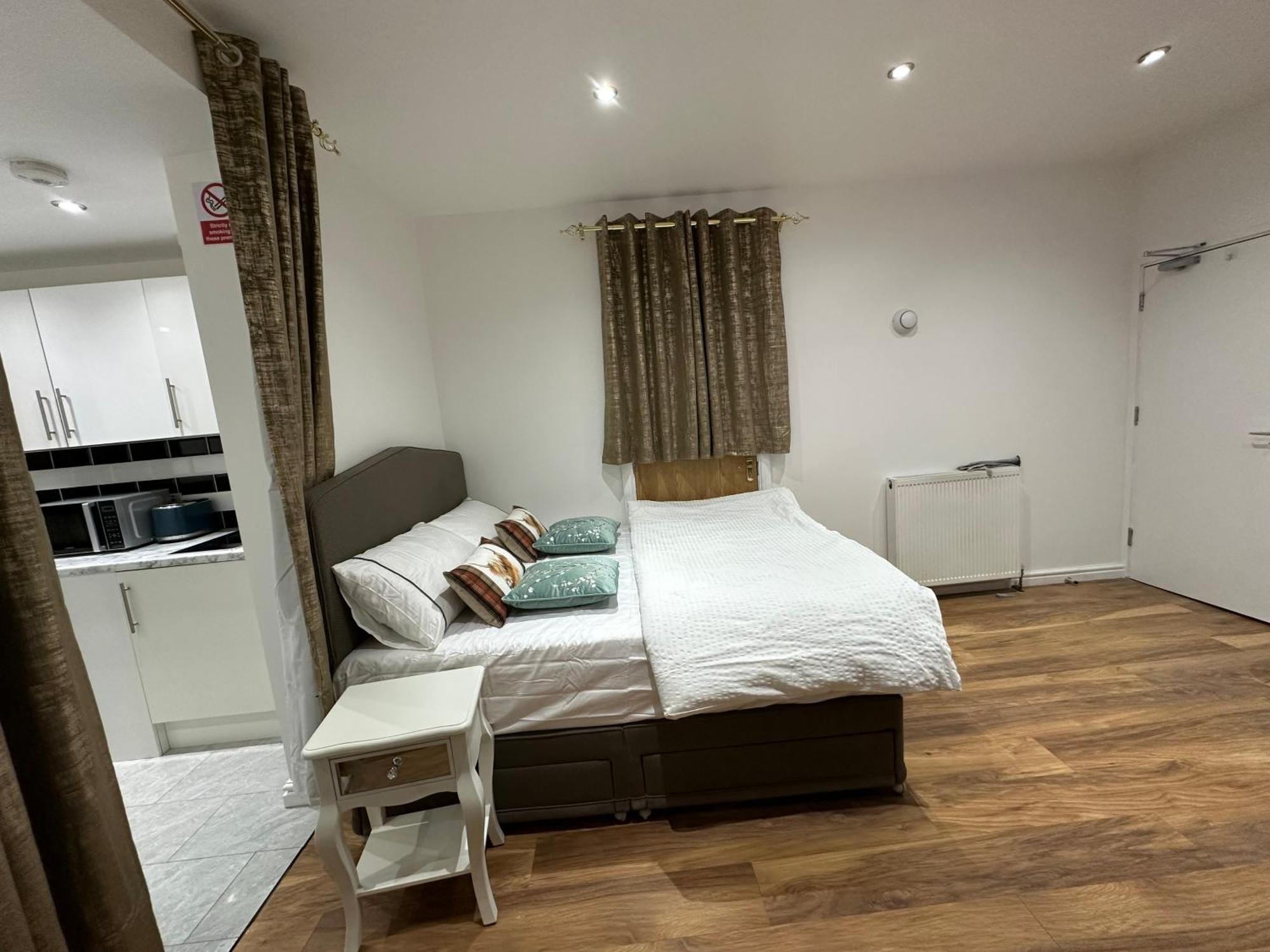 4th Flat With Private Own Bathroom A Luxury Family Setup And Furnished With Double Bed A Double Futon-sofa Bed A Single Futon Bed A Baby Cot And Garden And Free Parking Appartement Londen