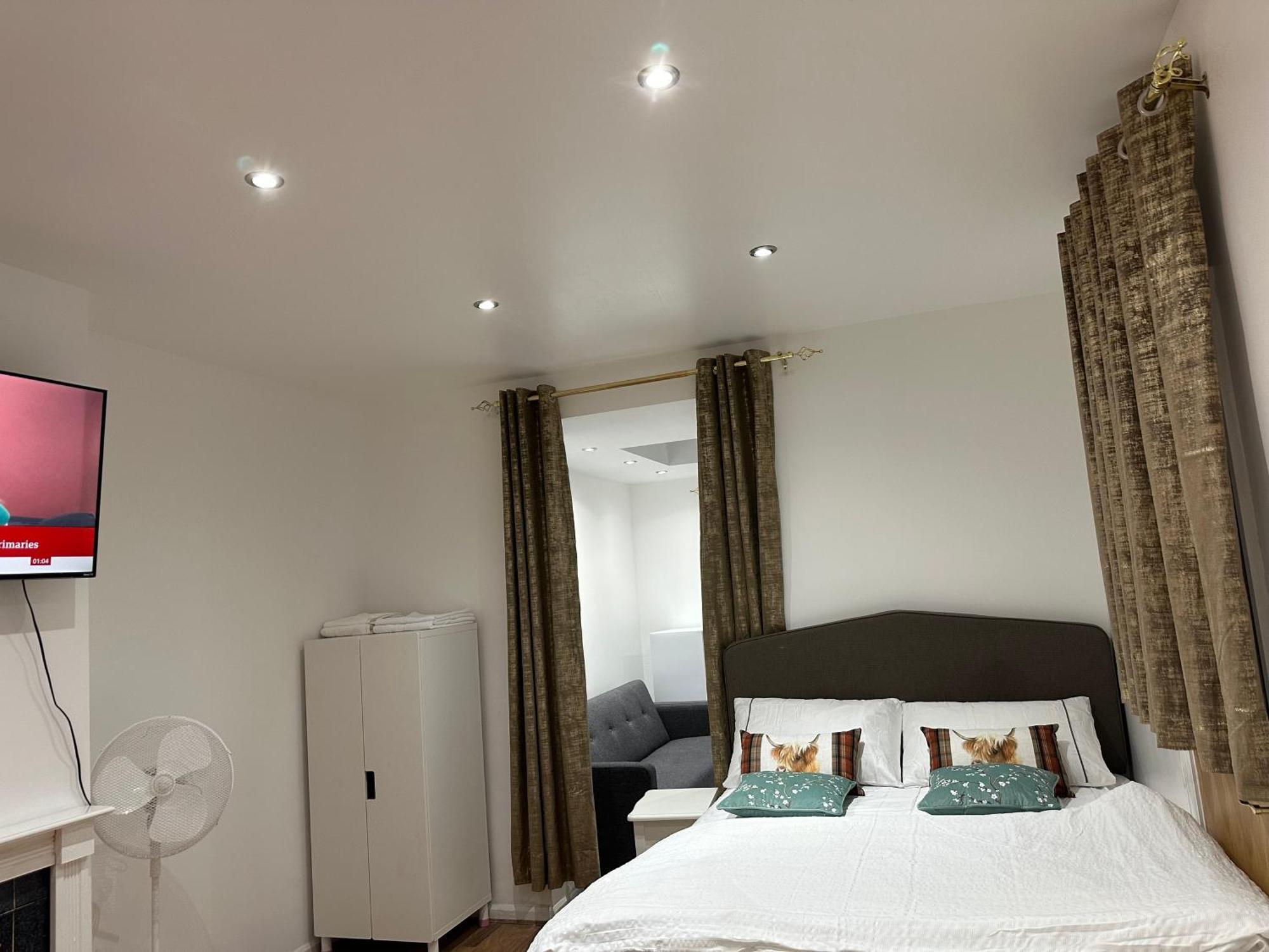 Appartement 4th Flat With Private Own Bathroom A Luxury Family Setup And Furnished With Double Bed A Double Futon-sofa Bed A Single Futon Bed A Baby Cot And Garden And Free Parking *