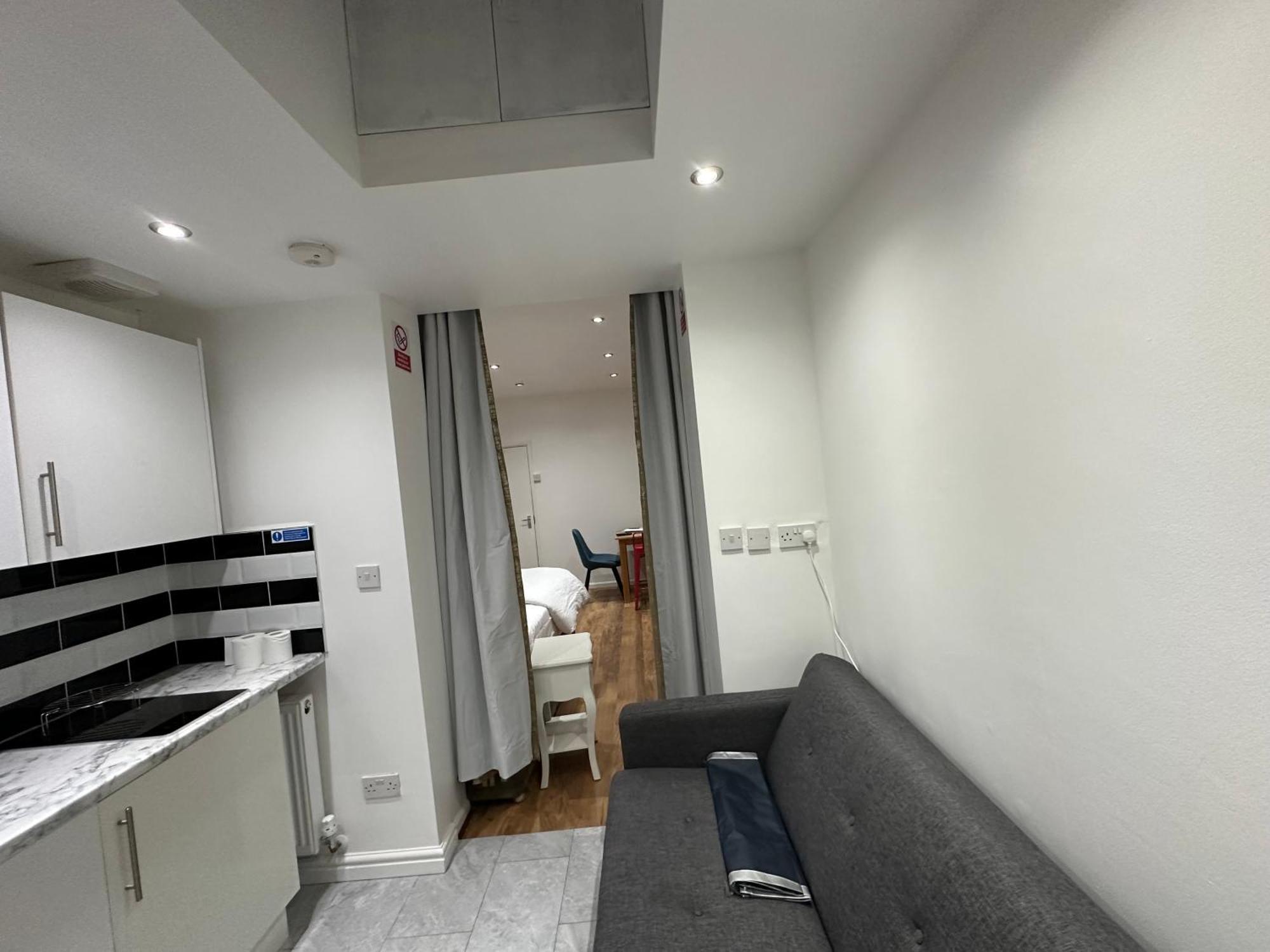4th Flat With Private Own Bathroom A Luxury Family Setup And Furnished With Double Bed A Double Futon-sofa Bed A Single Futon Bed A Baby Cot And Garden And Free Parking Appartement *
