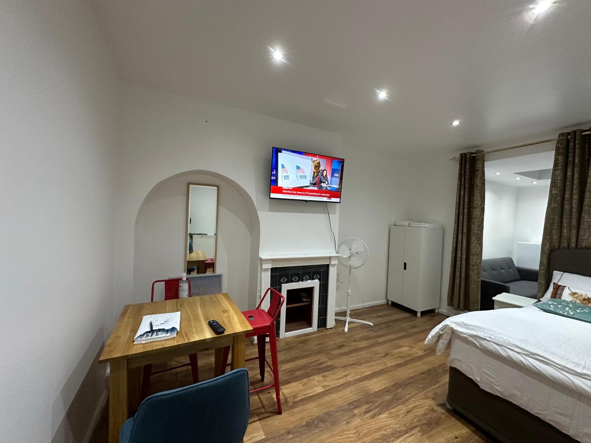 4th Flat With Private Own Bathroom A Luxury Family Setup And Furnished With Double Bed A Double Futon-sofa Bed A Single Futon Bed A Baby Cot And Garden And Free Parking Appartement Londen