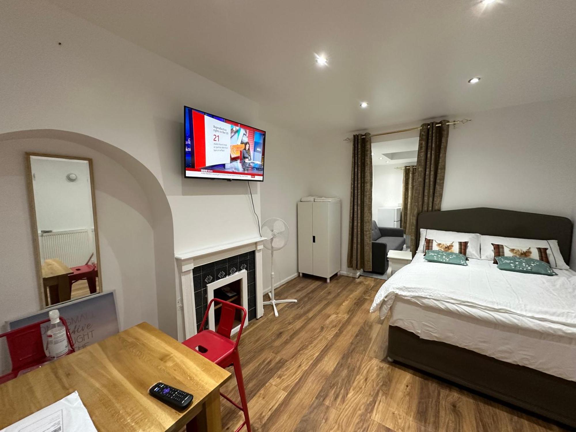 4th Flat With Private Own Bathroom A Luxury Family Setup And Furnished With Double Bed A Double Futon-sofa Bed A Single Futon Bed A Baby Cot And Garden And Free Parking Londen