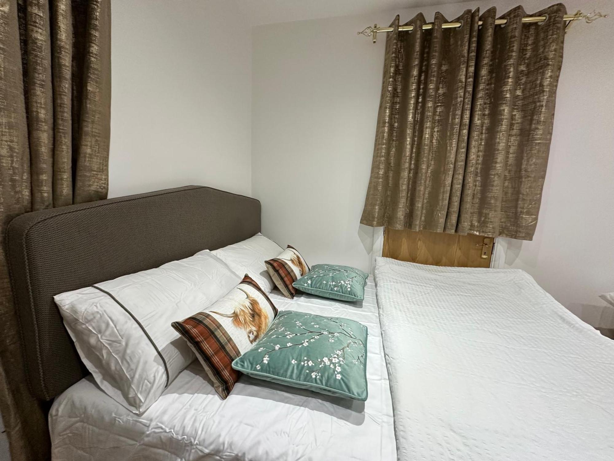 4th Flat With Private Own Bathroom A Luxury Family Setup And Furnished With Double Bed A Double Futon-sofa Bed A Single Futon Bed A Baby Cot And Garden And Free Parking *