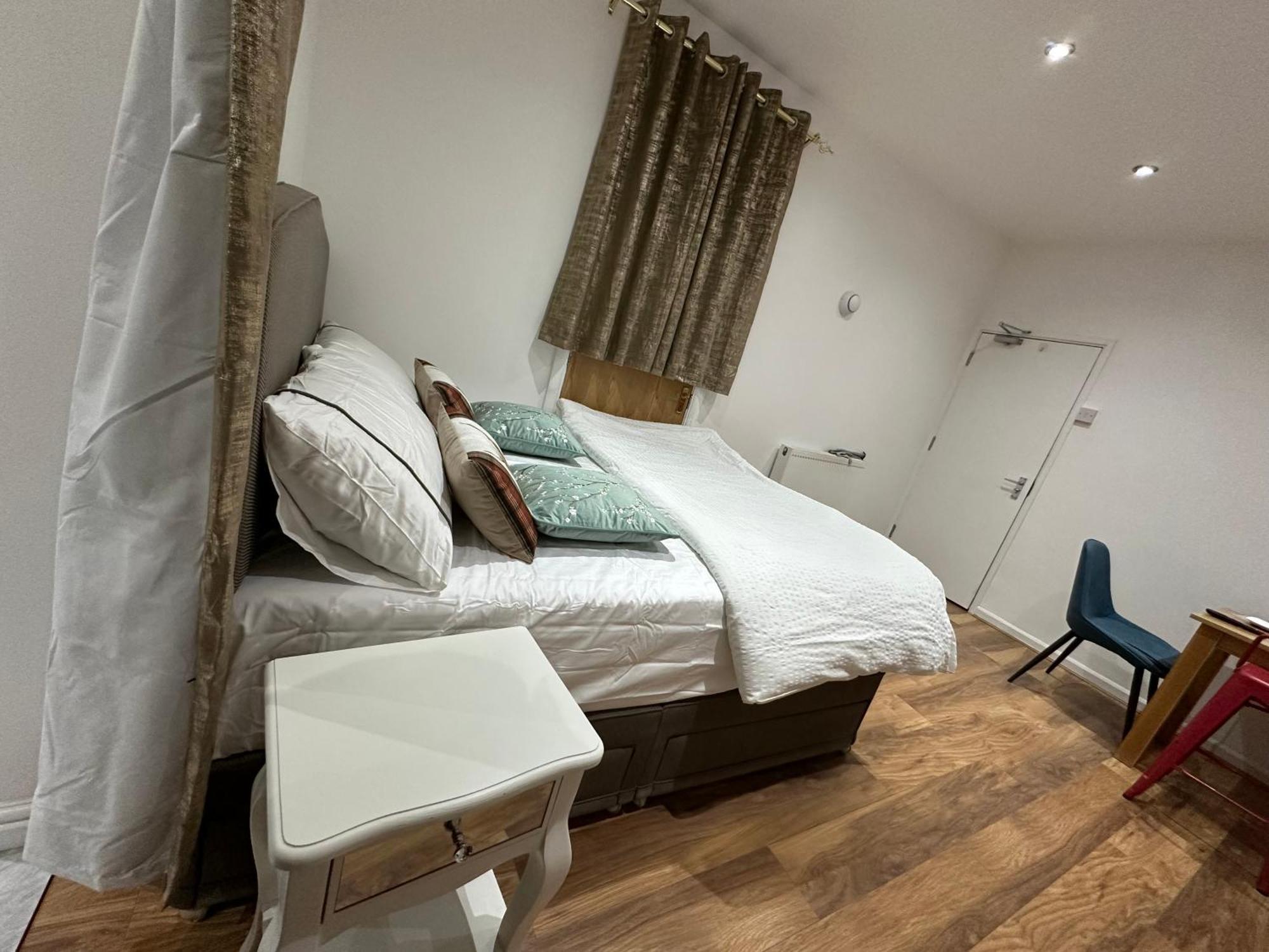 Appartement 4th Flat With Private Own Bathroom A Luxury Family Setup And Furnished With Double Bed A Double Futon-sofa Bed A Single Futon Bed A Baby Cot And Garden And Free Parking Londen