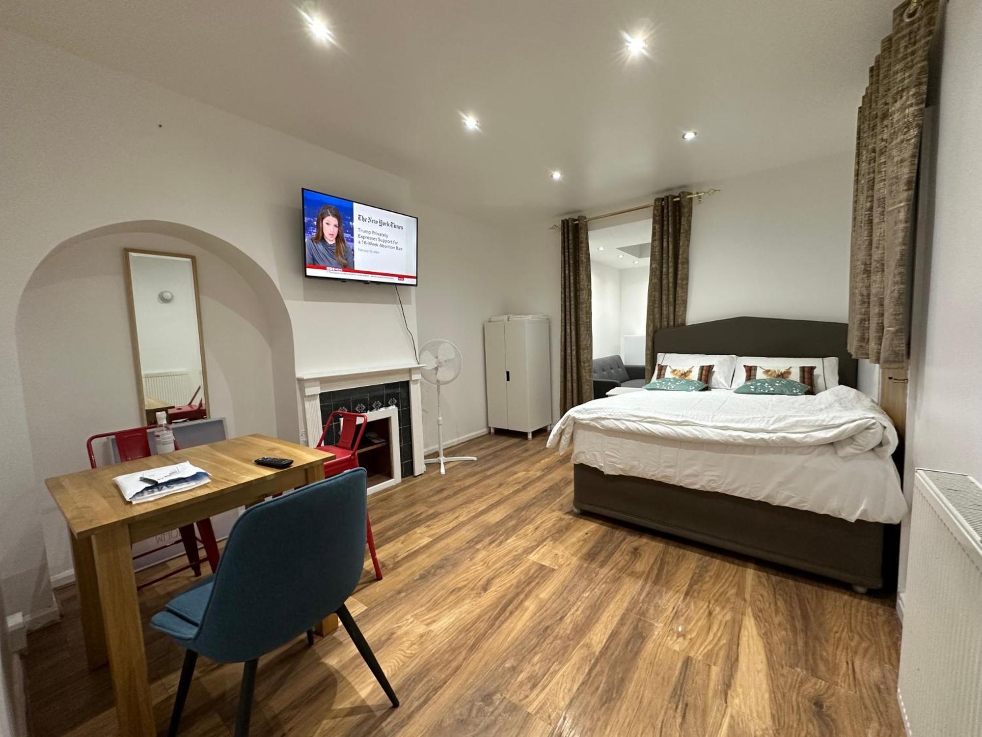 4th Flat With Private Own Bathroom A Luxury Family Setup And Furnished With Double Bed A Double Futon-sofa Bed A Single Futon Bed A Baby Cot And Garden And Free Parking * Londen