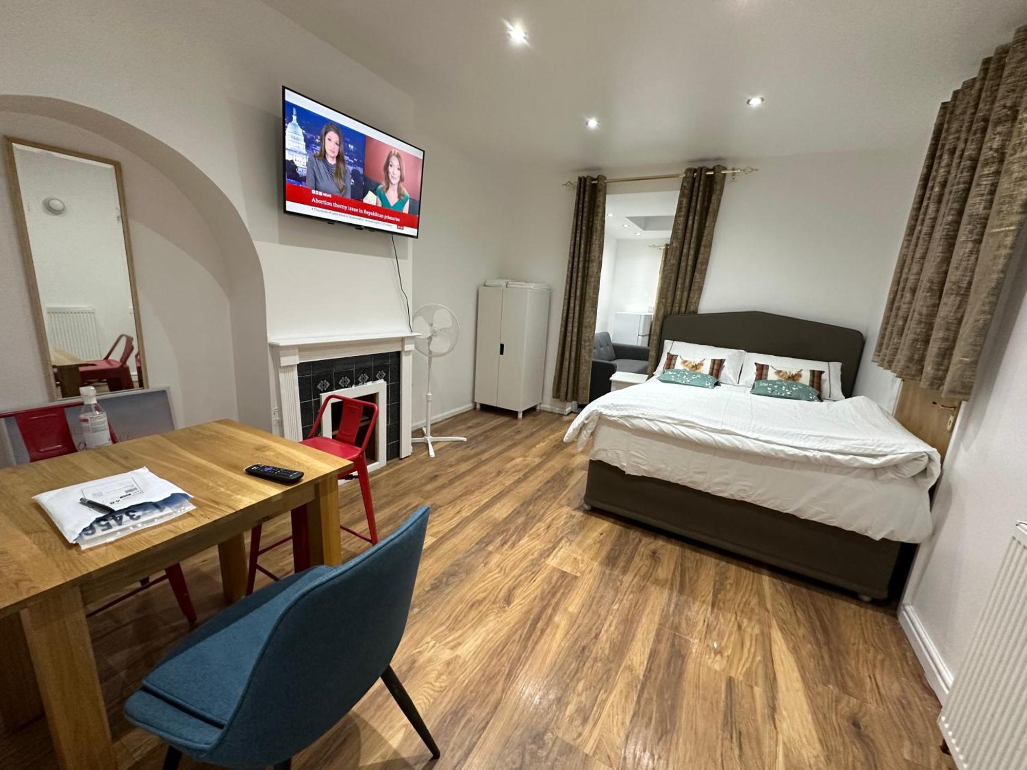 Appartement 4th Flat With Private Own Bathroom A Luxury Family Setup And Furnished With Double Bed A Double Futon-sofa Bed A Single Futon Bed A Baby Cot And Garden And Free Parking