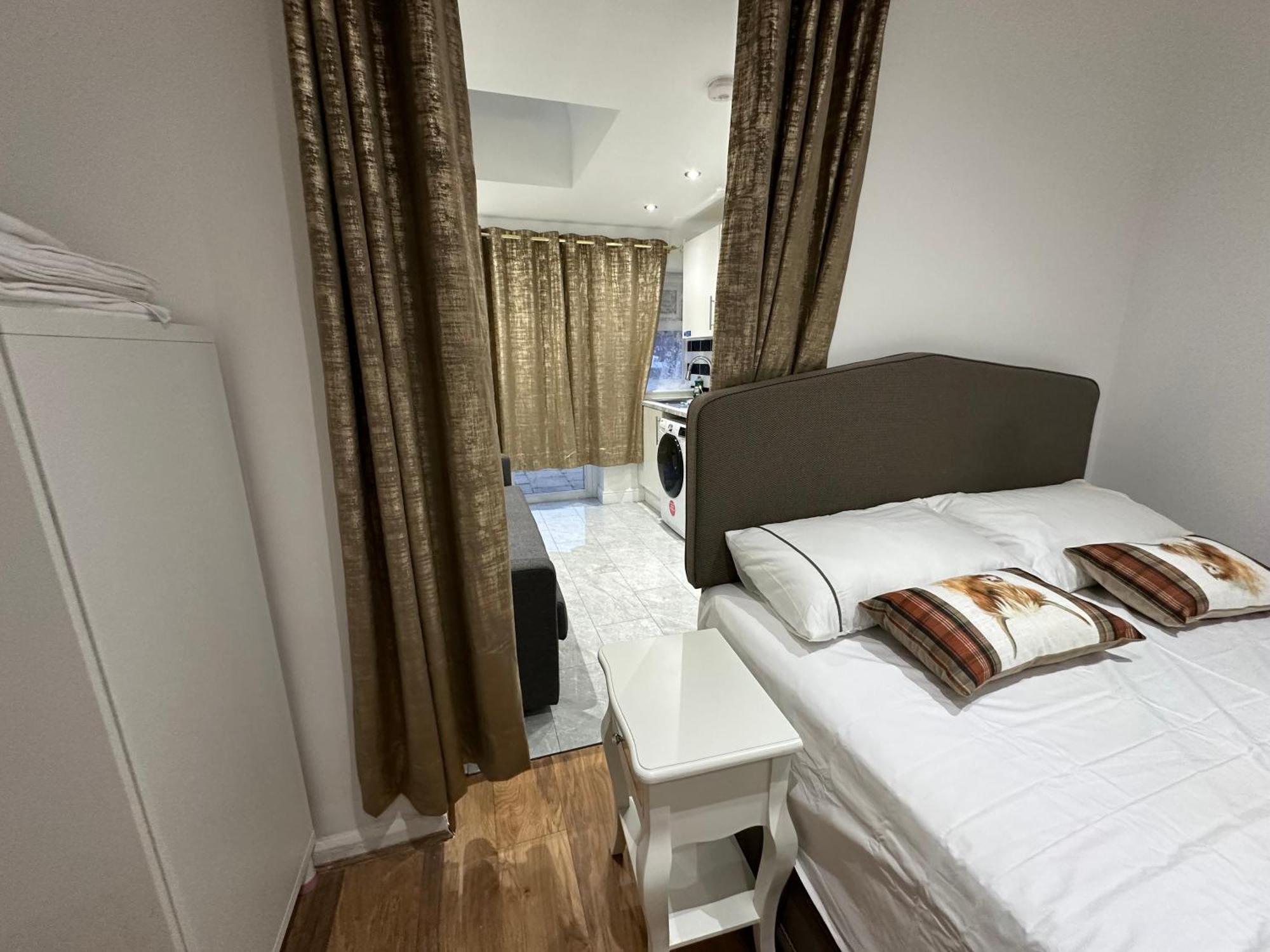 4th Flat With Private Own Bathroom A Luxury Family Setup And Furnished With Double Bed A Double Futon-sofa Bed A Single Futon Bed A Baby Cot And Garden And Free Parking Londen