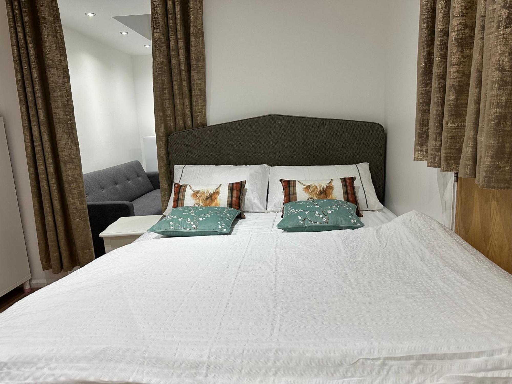 4th Flat With Private Own Bathroom A Luxury Family Setup And Furnished With Double Bed A Double Futon-sofa Bed A Single Futon Bed A Baby Cot And Garden And Free Parking * Londen