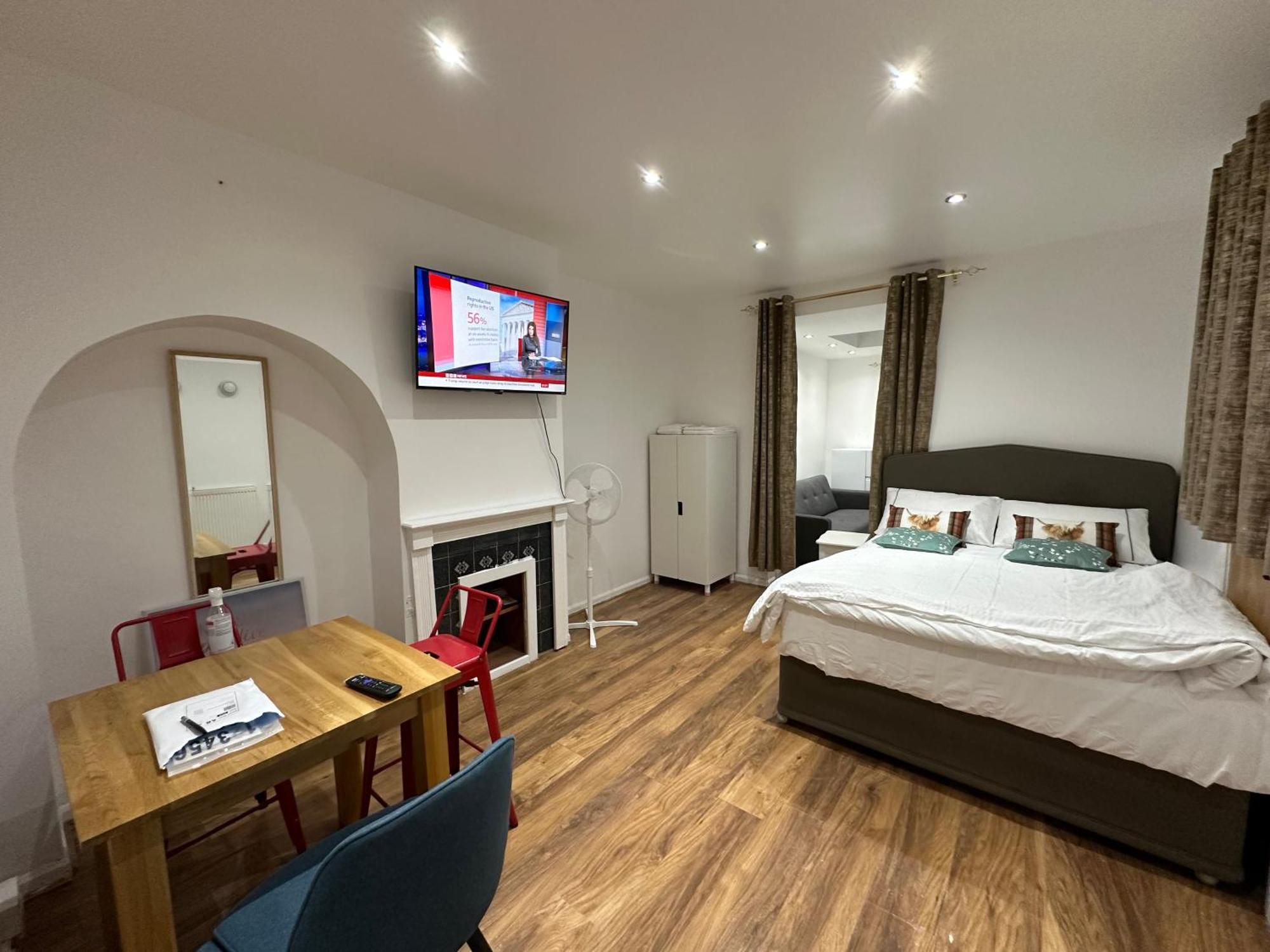 Appartement 4th Flat With Private Own Bathroom A Luxury Family Setup And Furnished With Double Bed A Double Futon-sofa Bed A Single Futon Bed A Baby Cot And Garden And Free Parking *