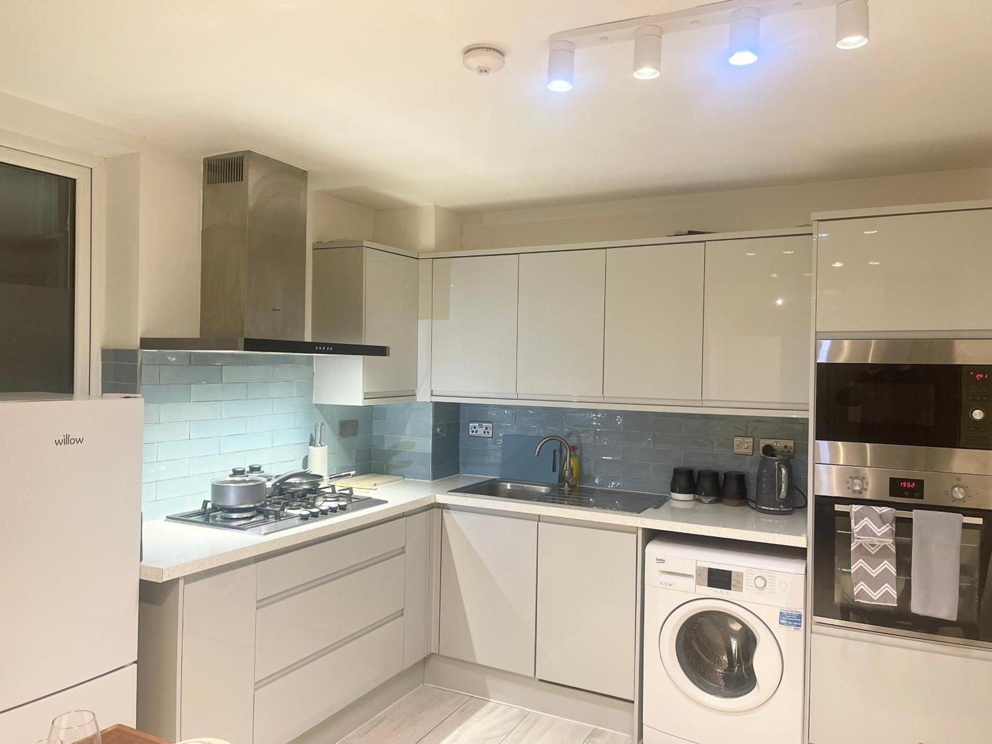 Large Studio With Extra Sofa Bed And Private Bath Plus Kitchen Canary Wharf 1 *
