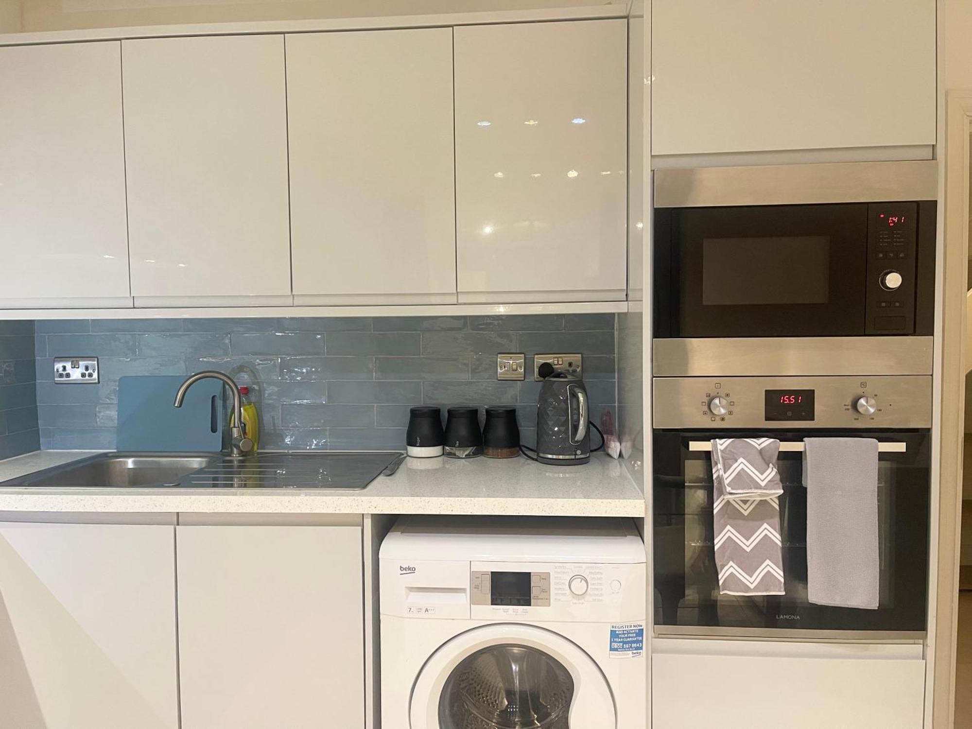 Appartement Large Studio With Extra Sofa Bed And Private Bath Plus Kitchen Canary Wharf 1 Londen