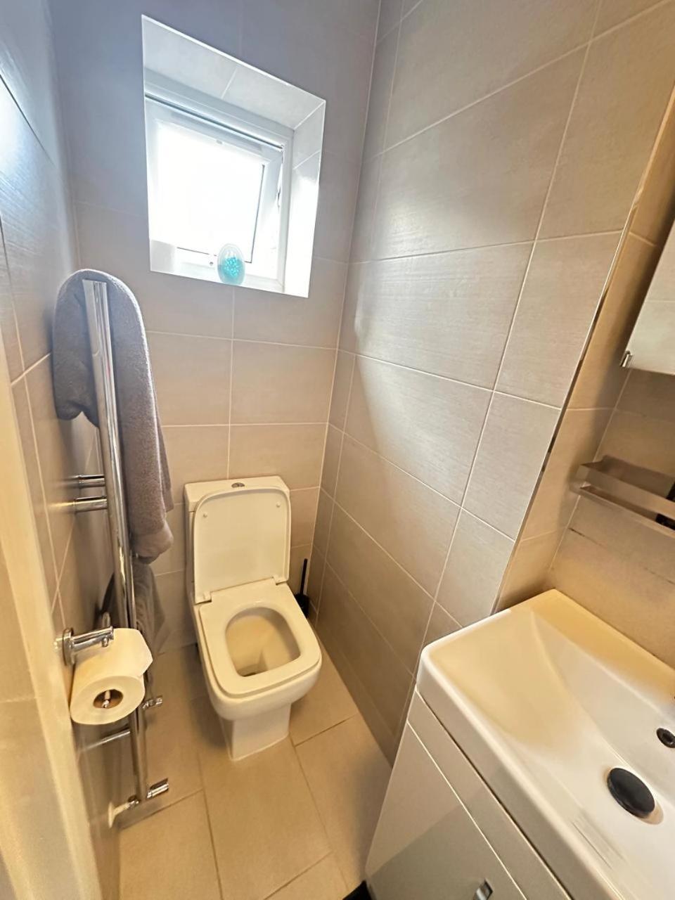 Large Studio With Extra Sofa Bed And Private Bath Plus Kitchen Canary Wharf 1 *