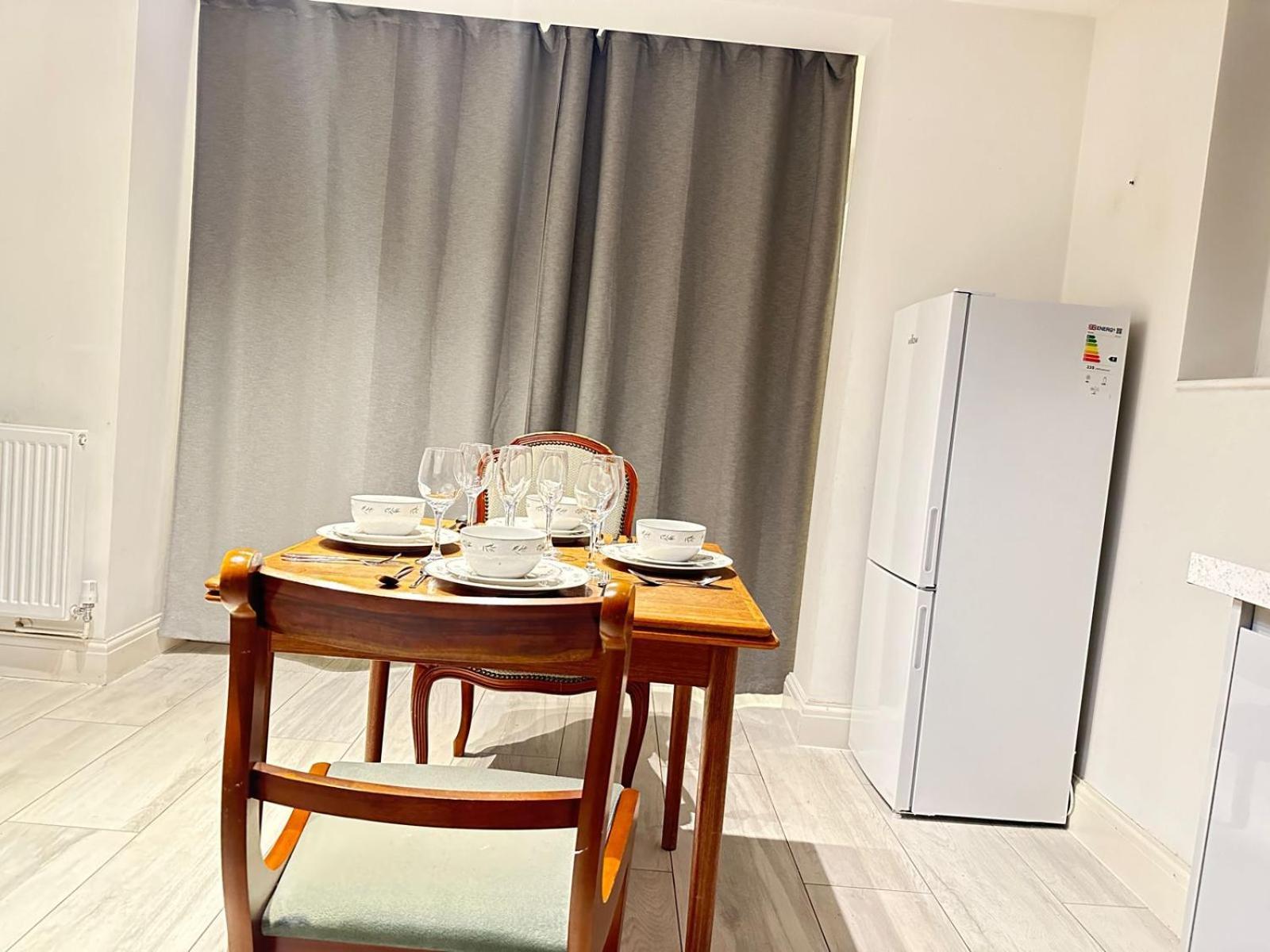 Large Studio With Extra Sofa Bed And Private Bath Plus Kitchen Canary Wharf 1 Londen