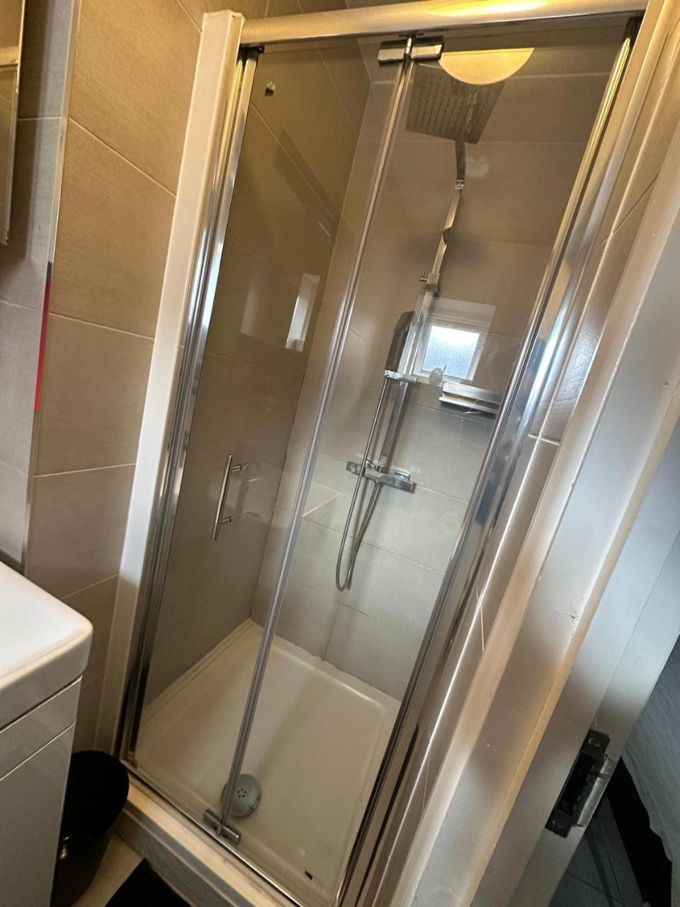 Large Studio With Extra Sofa Bed And Private Bath Plus Kitchen Canary Wharf 1
