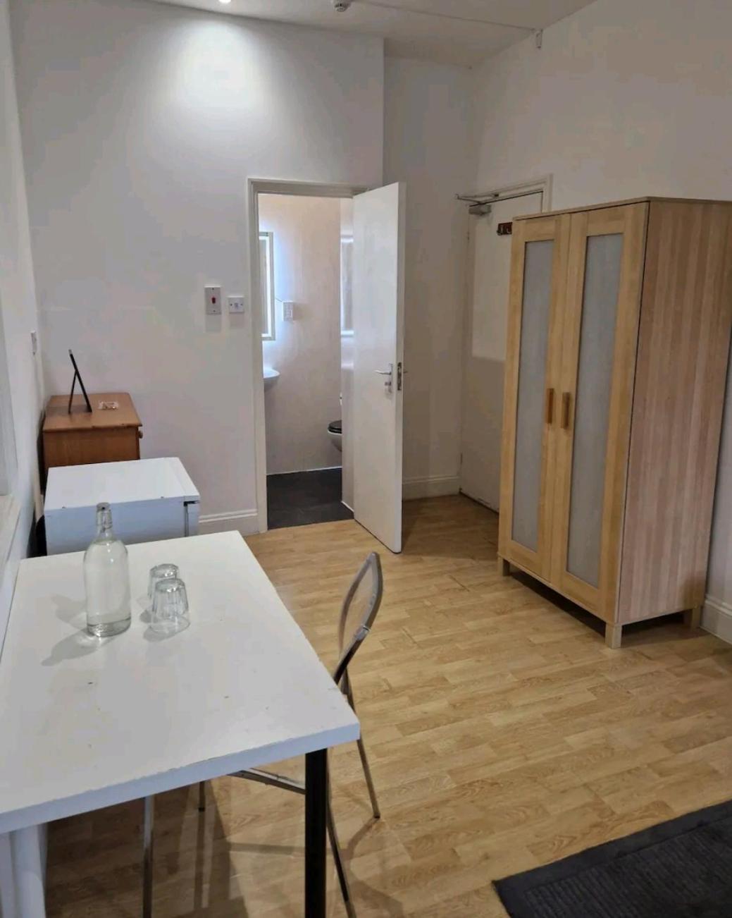 Affordable In Shared Flat, Bridge Homestay