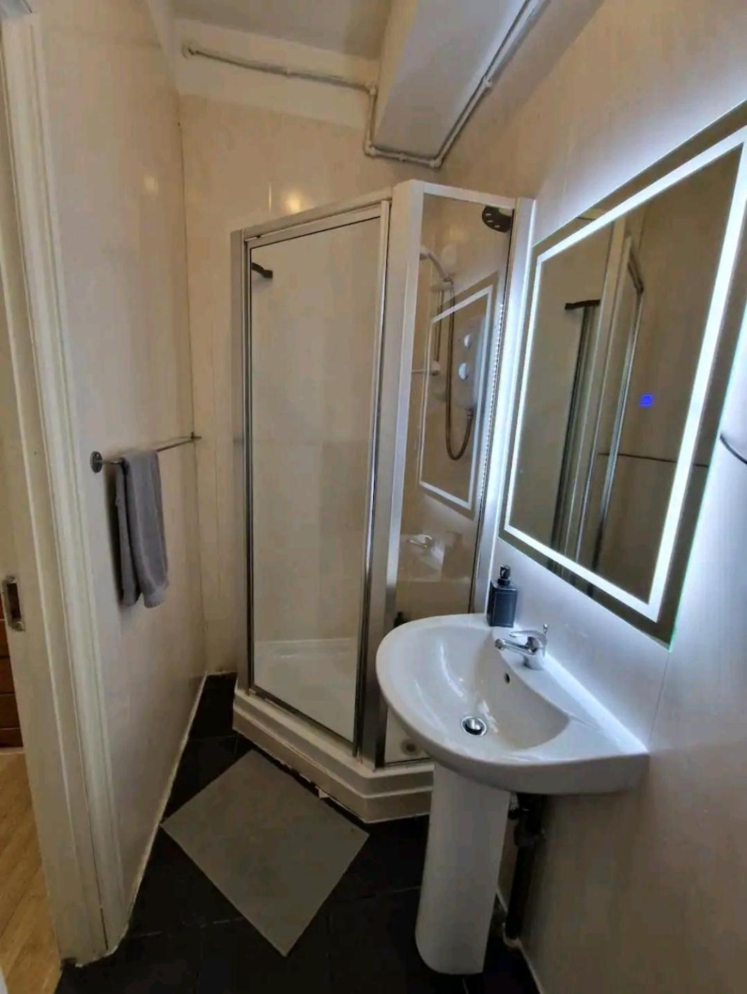 Affordable In Shared Flat, Bridge Homestay *