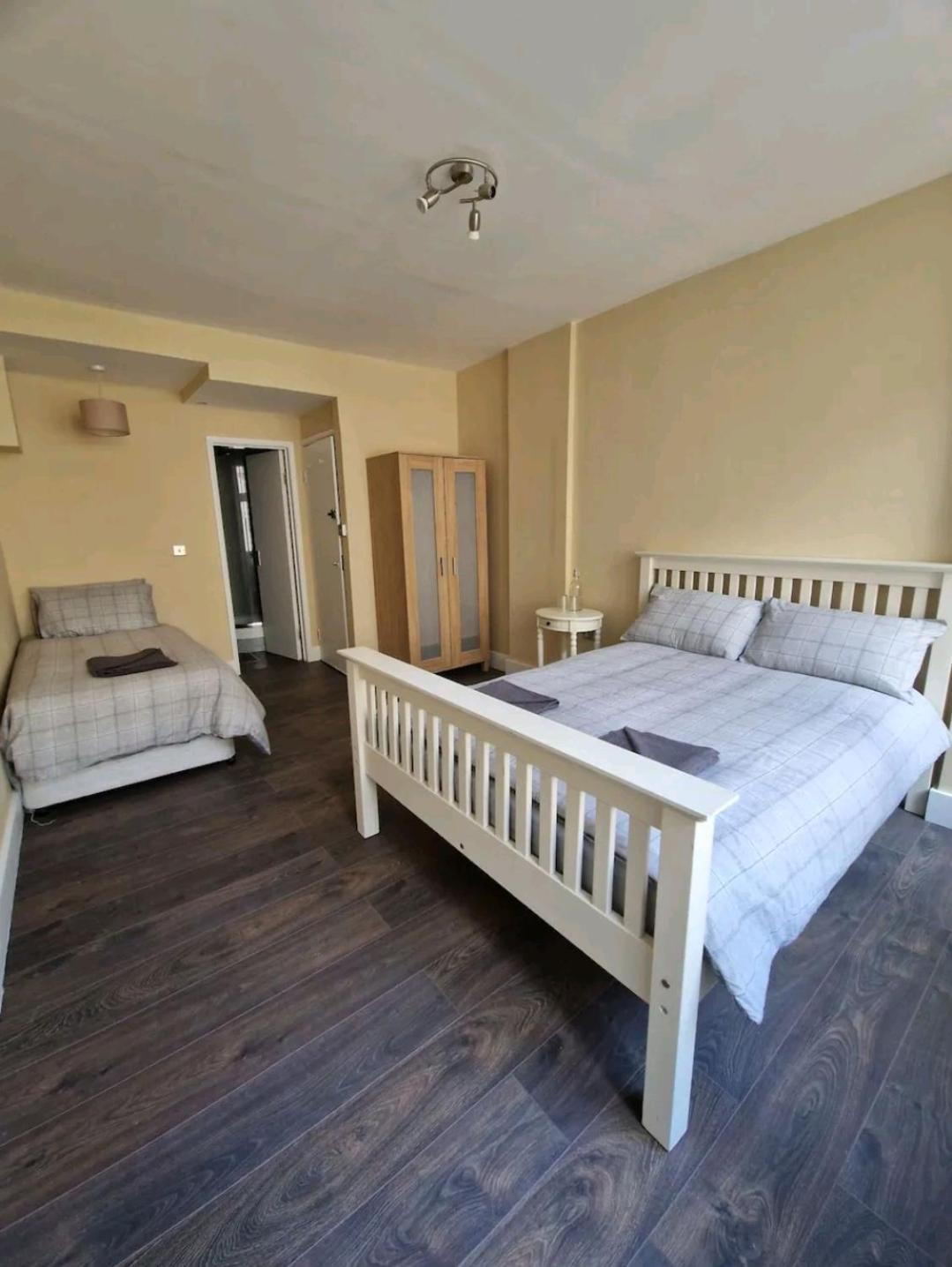 Homestay Affordable In Shared Flat, Bridge *