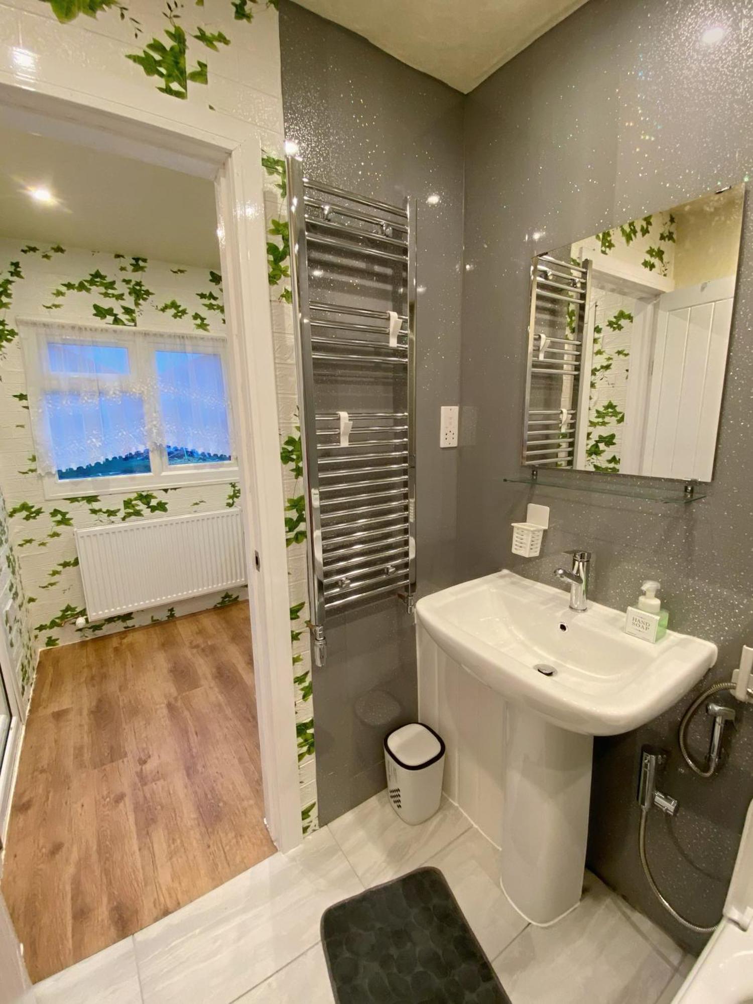 Barking House Sleeps 11 - Parking - Train Tube - Airport *