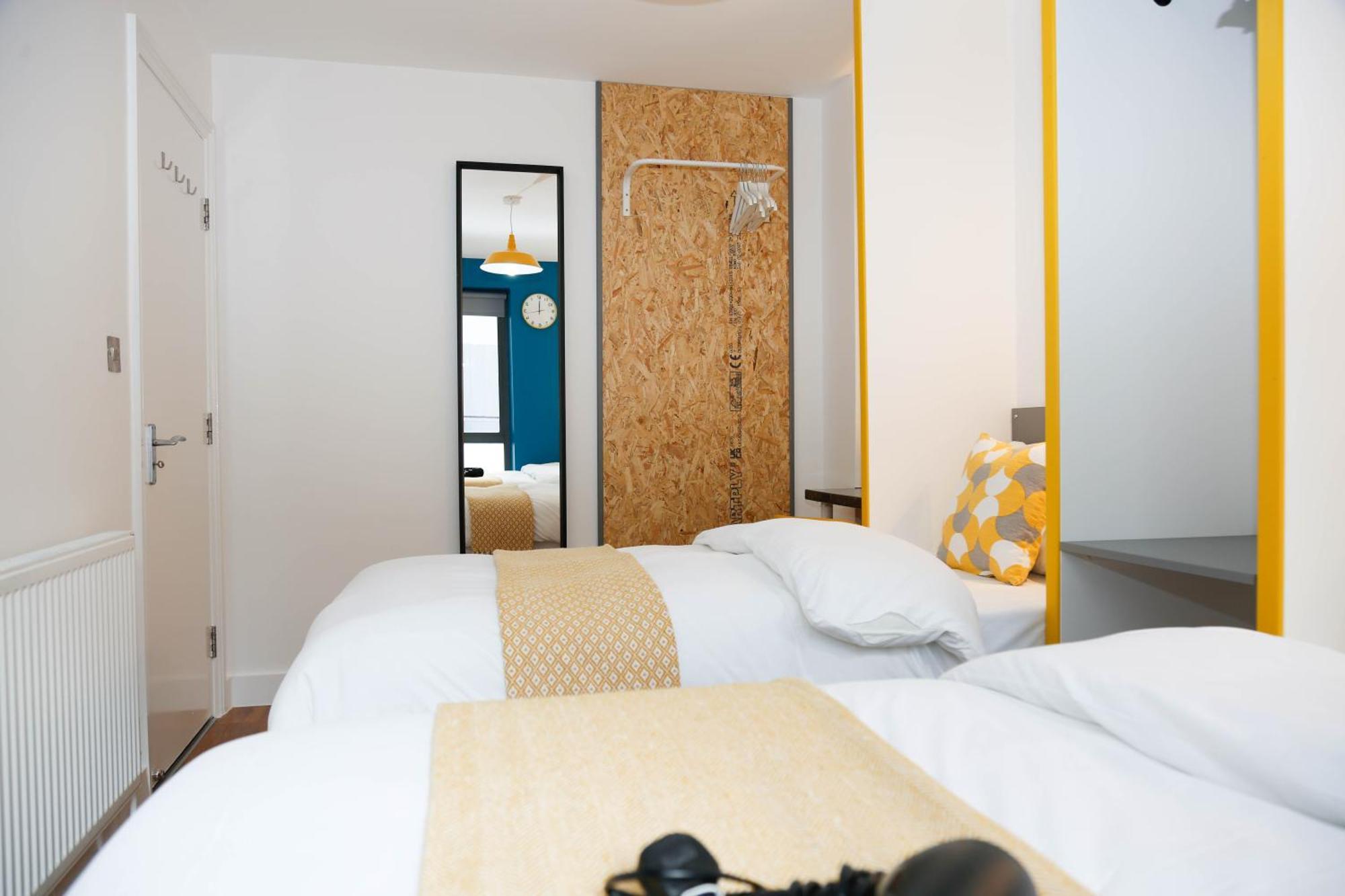 New Luxury In Location Next To Shops, Cafes, Bars & Metro Appartement *