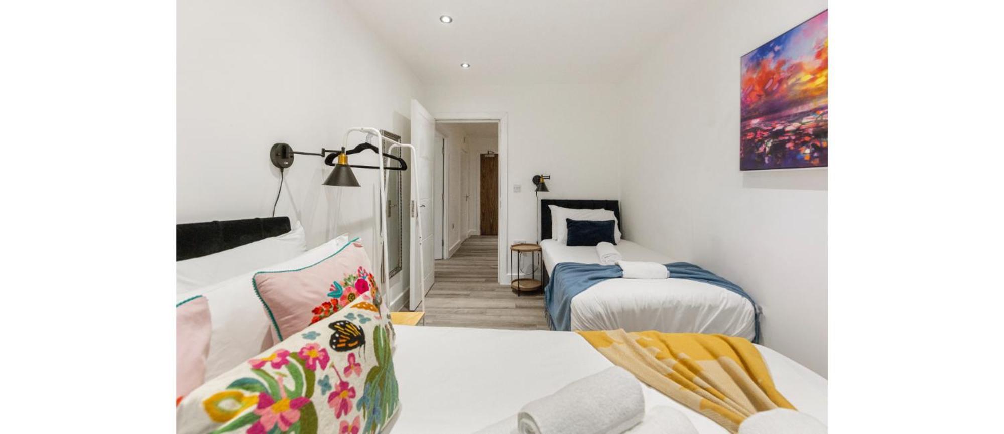 A Splash Of Color: Spacious & Funky 3-br Flat Londres