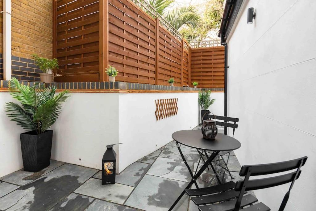 Luxury 2 Bedroom With Private Terrace & Parking - Wanstead, Escape In * Londres