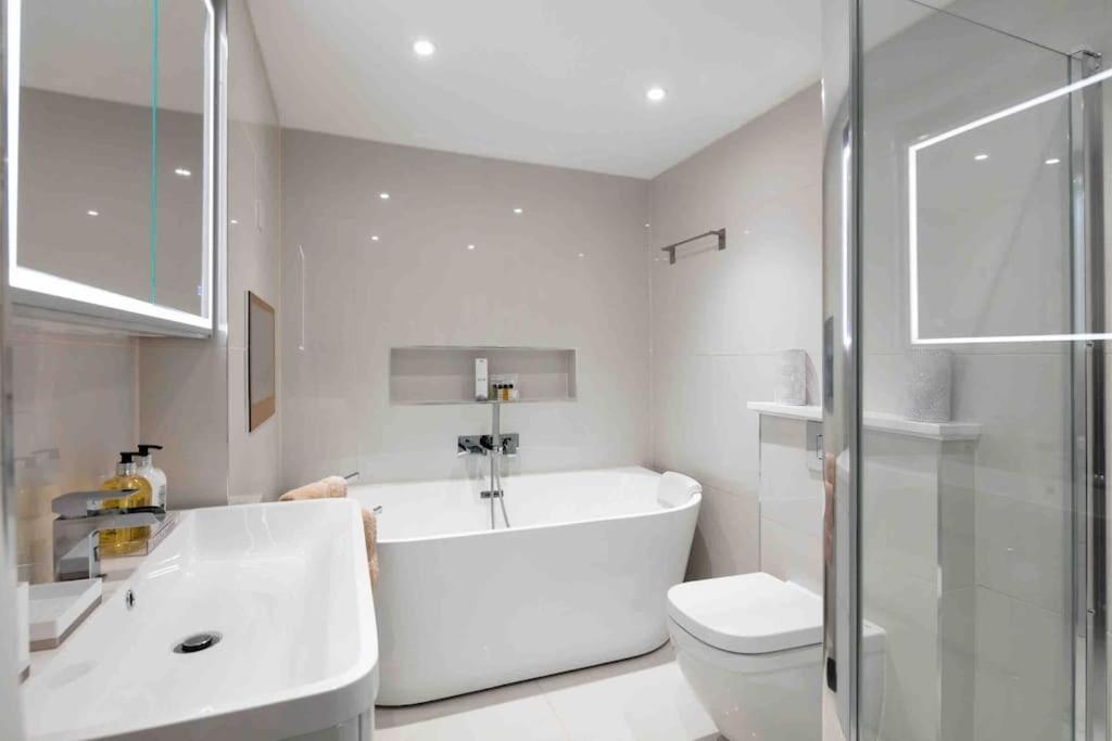 Luxury 2 Bedroom With Private Terrace & Parking - Wanstead, Escape In Londres