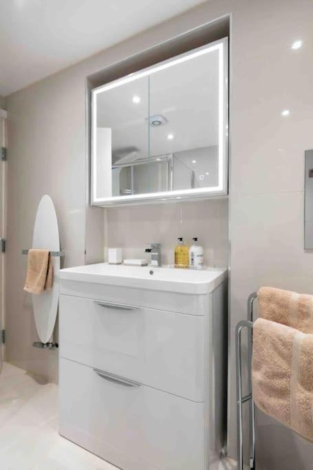 Luxury 2 Bedroom With Private Terrace & Parking - Wanstead, Escape In Appartement