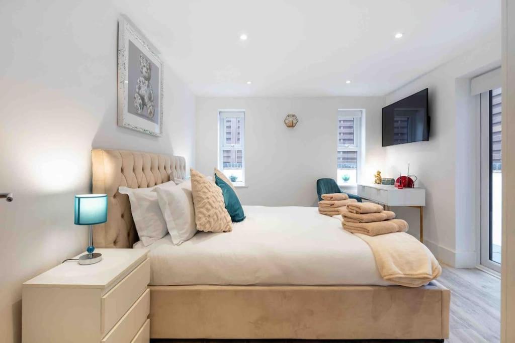 Luxury 2 Bedroom With Private Terrace & Parking - Wanstead, Escape In Appartement *