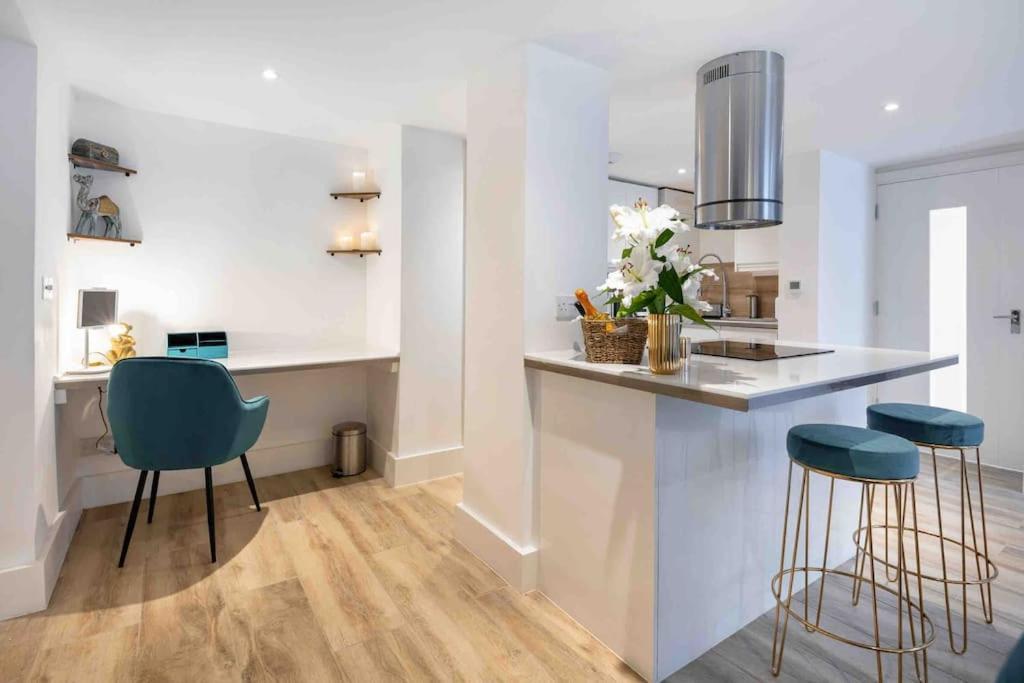 Luxury 2 Bedroom With Private Terrace & Parking - Wanstead, Escape In * Londres