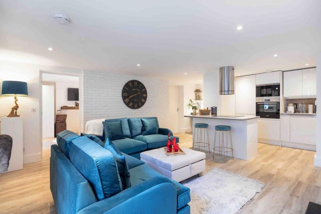 Luxury 2 Bedroom With Private Terrace & Parking - Wanstead, Escape In Appartement