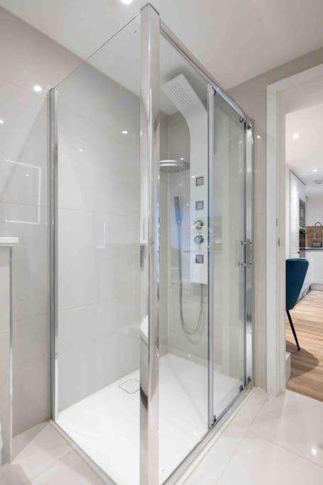Appartement Luxury 2 Bedroom With Private Terrace & Parking - Wanstead, Escape In Londres